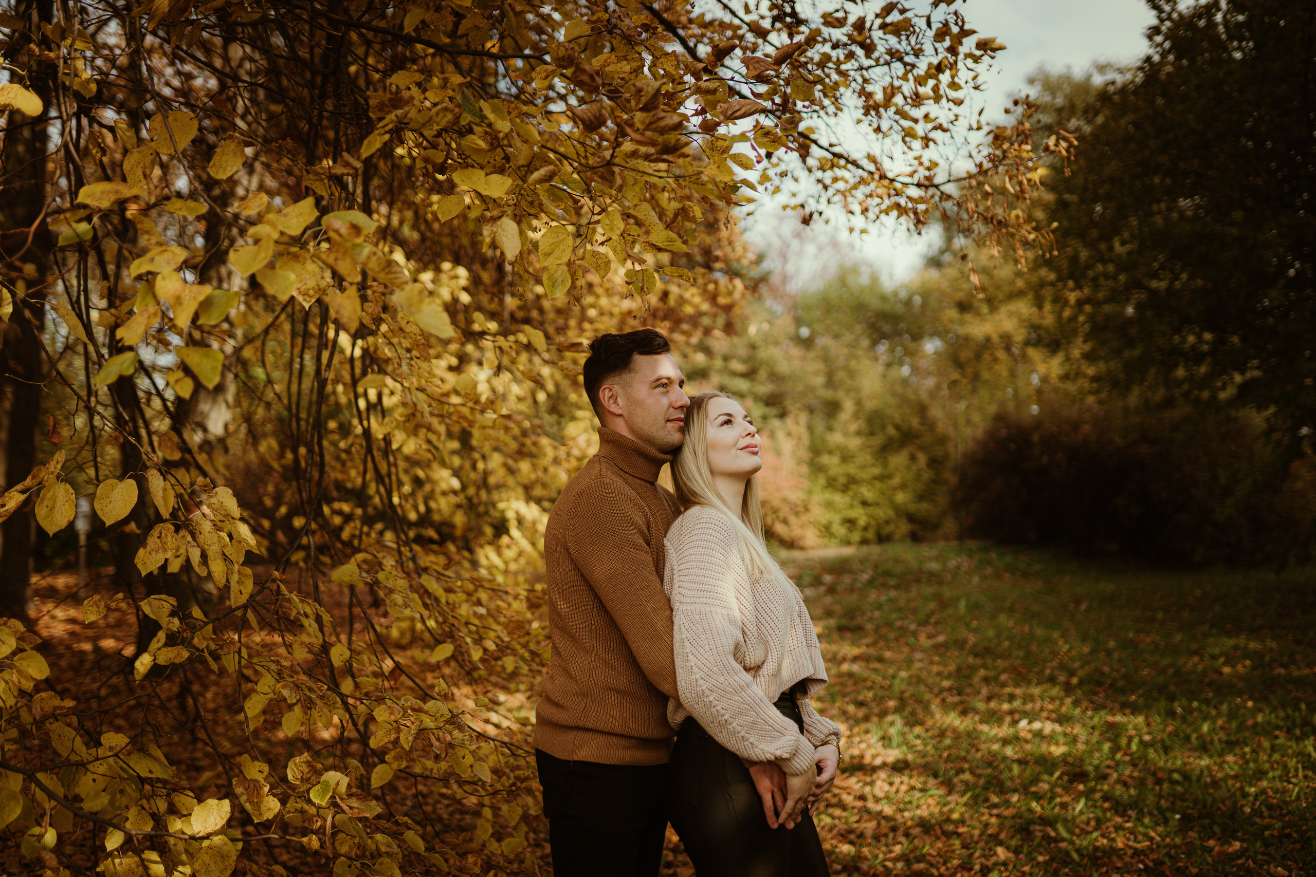 Jesienny spacer Kasi i Konrada. Karkowskafoto - fotografia miłości