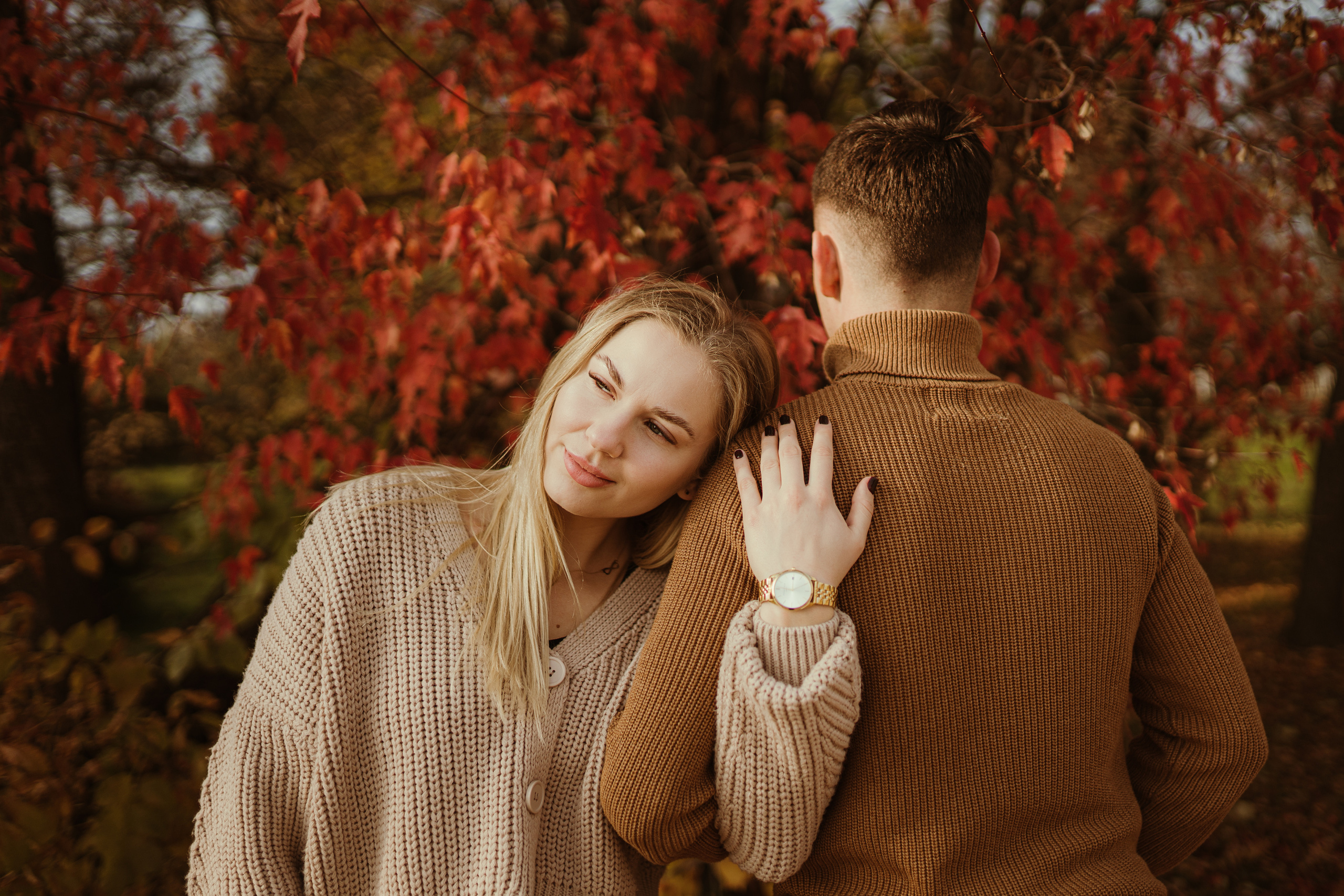 Jesienny spacer Kasi i Konrada. Karkowskafoto - fotografia miłości