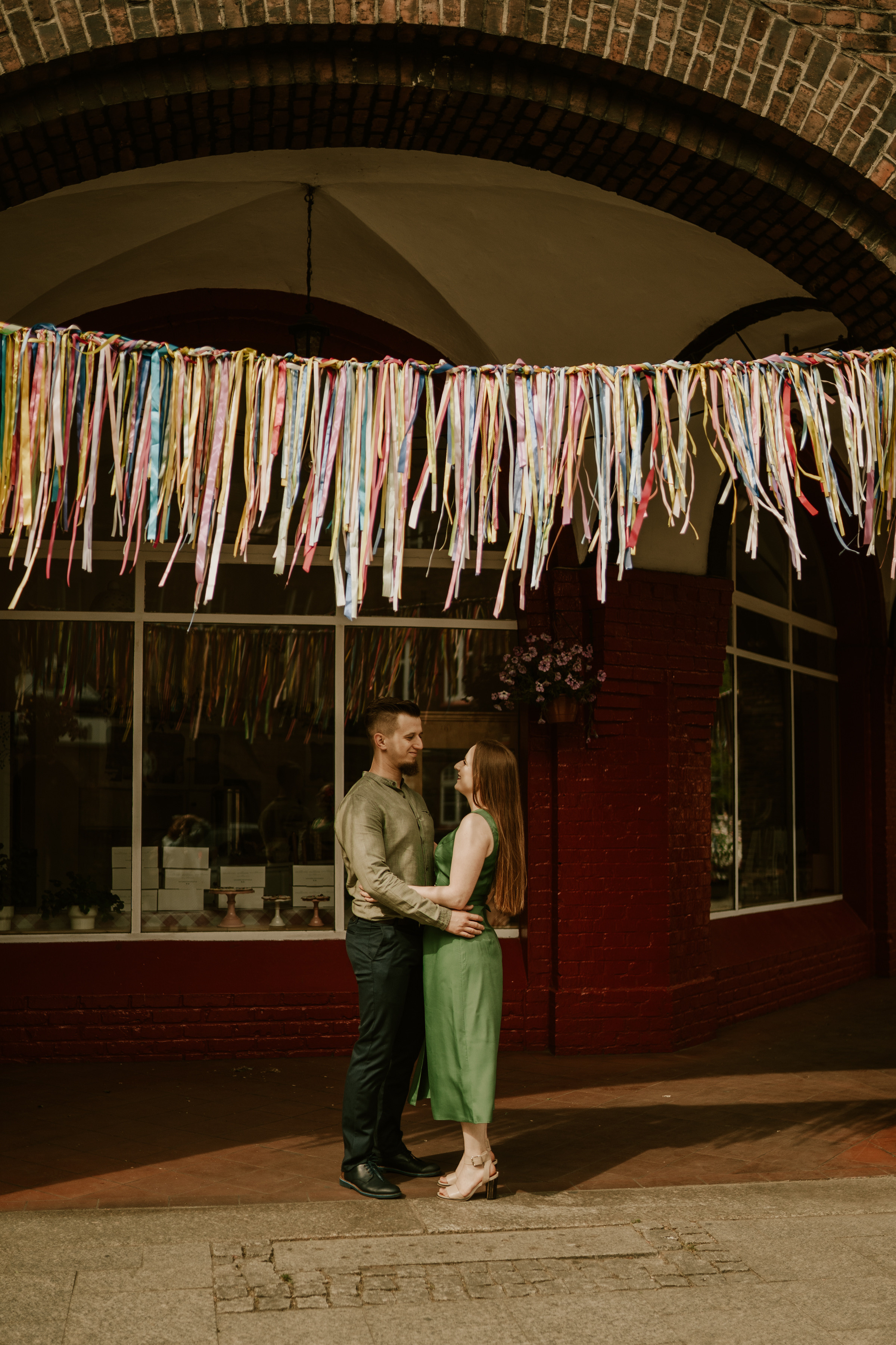 Piesek z okienka - sesja narzeczeńska Patrycji i Łukasza. Karkowskafoto - fotografia miłości