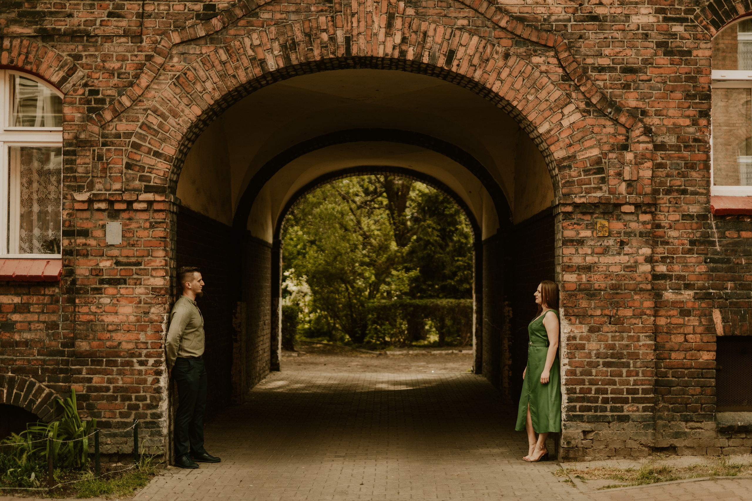 Piesek z okienka - sesja narzeczeńska Patrycji i Łukasza. Karkowskafoto - fotografia miłości