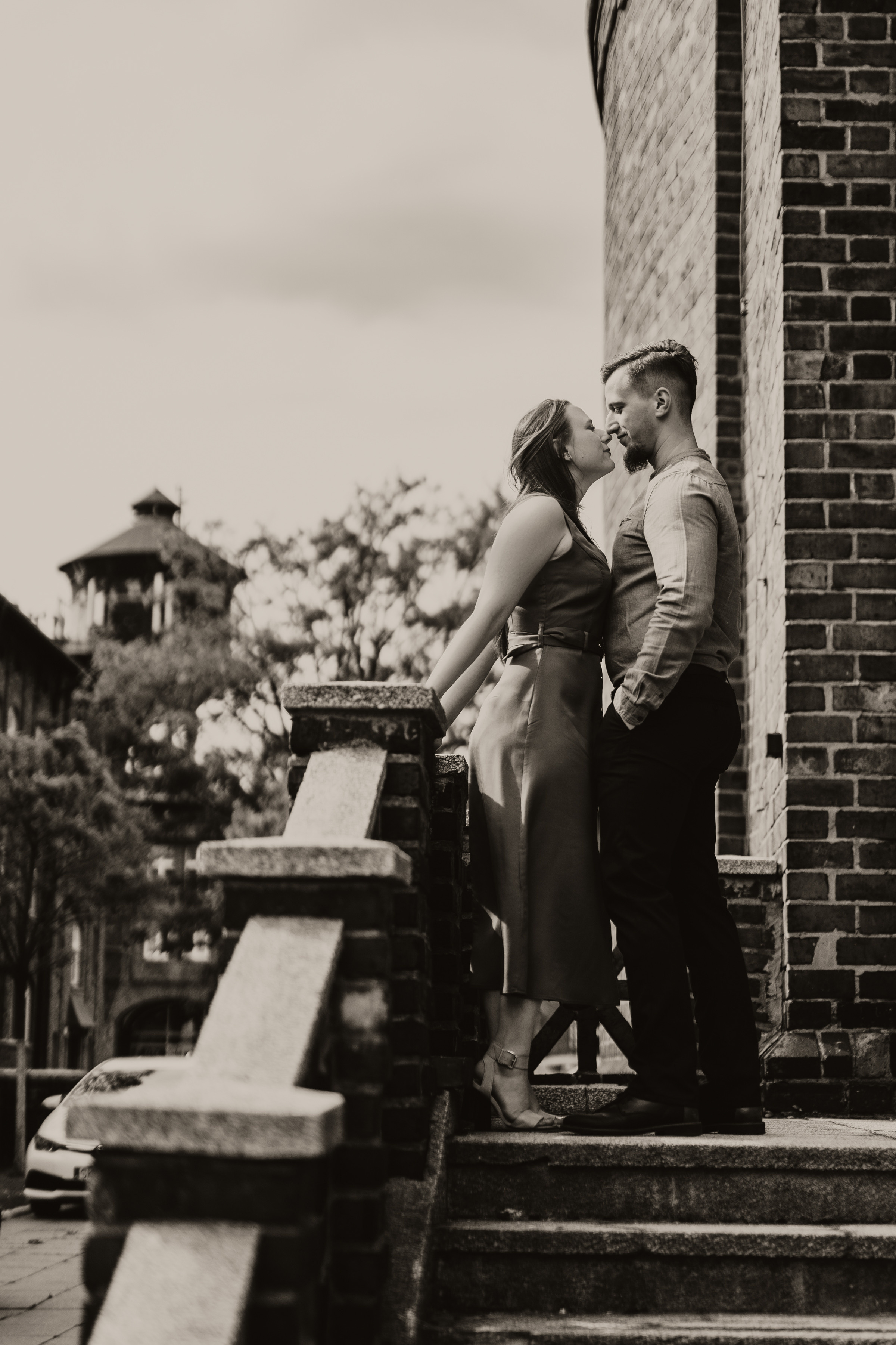 Piesek z okienka - sesja narzeczeńska Patrycji i Łukasza. Karkowskafoto - fotografia miłości