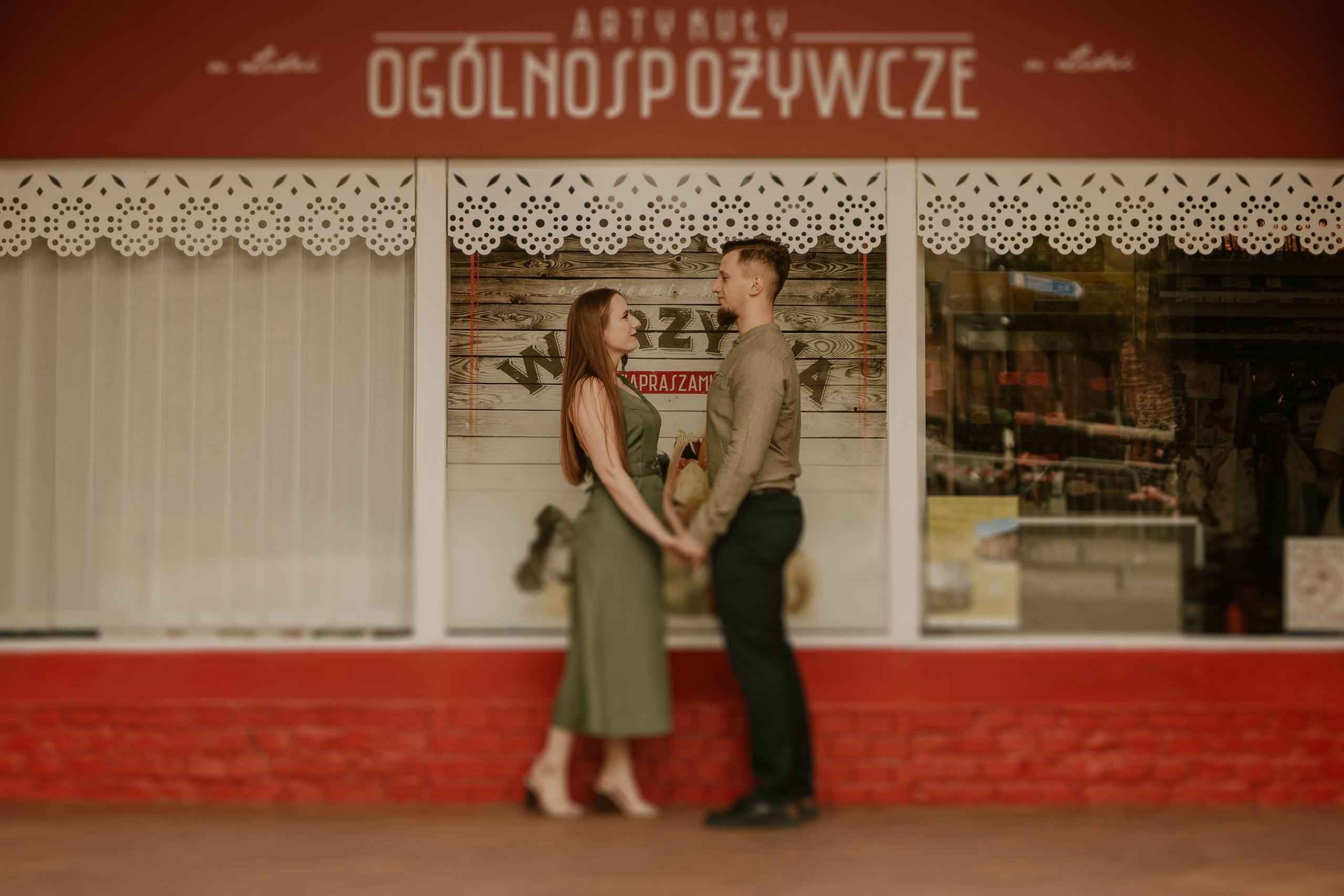 Piesek z okienka - sesja narzeczeńska Patrycji i Łukasza. Karkowskafoto - fotografia miłości