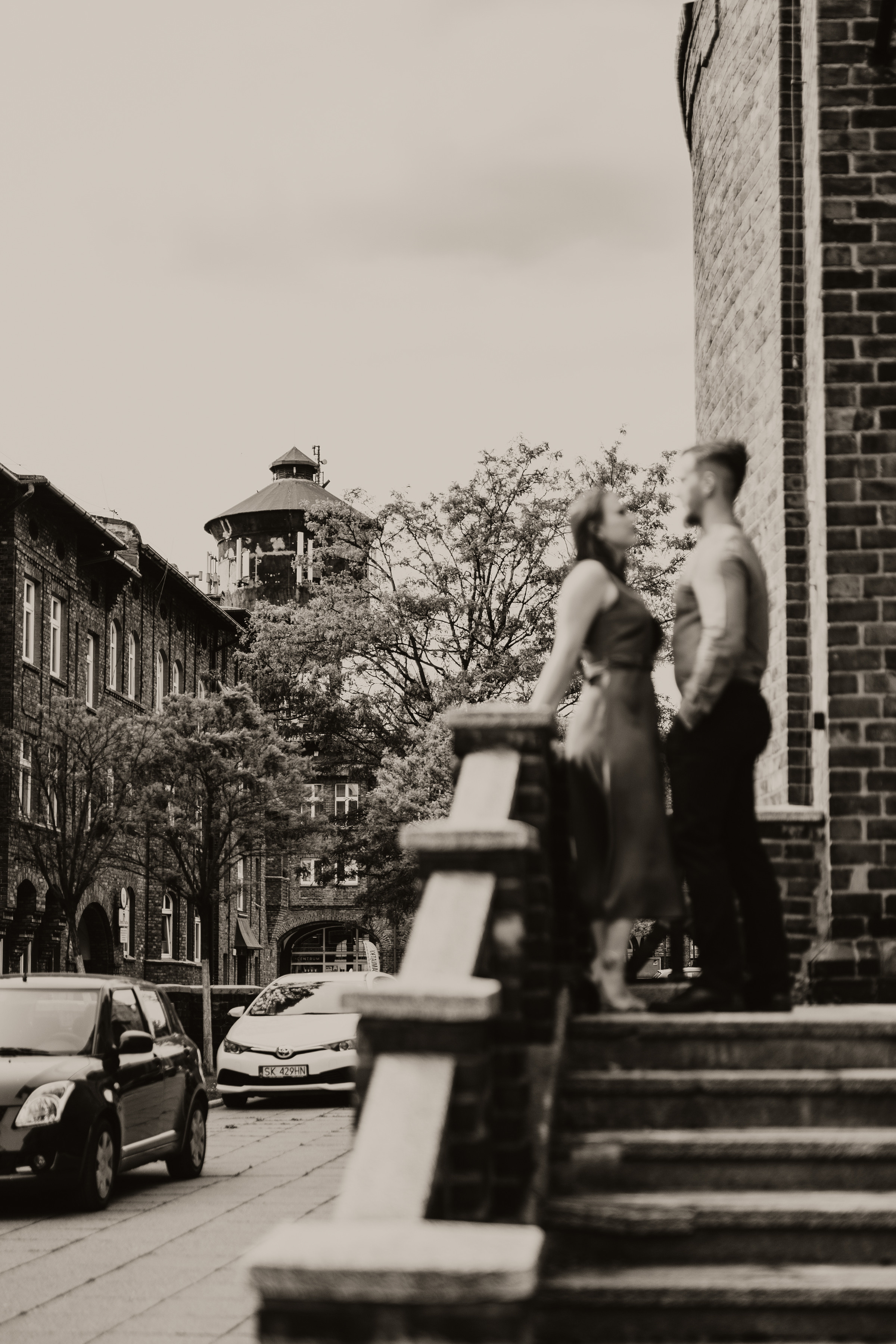 Piesek z okienka - sesja narzeczeńska Patrycji i Łukasza. Karkowskafoto - fotografia miłości