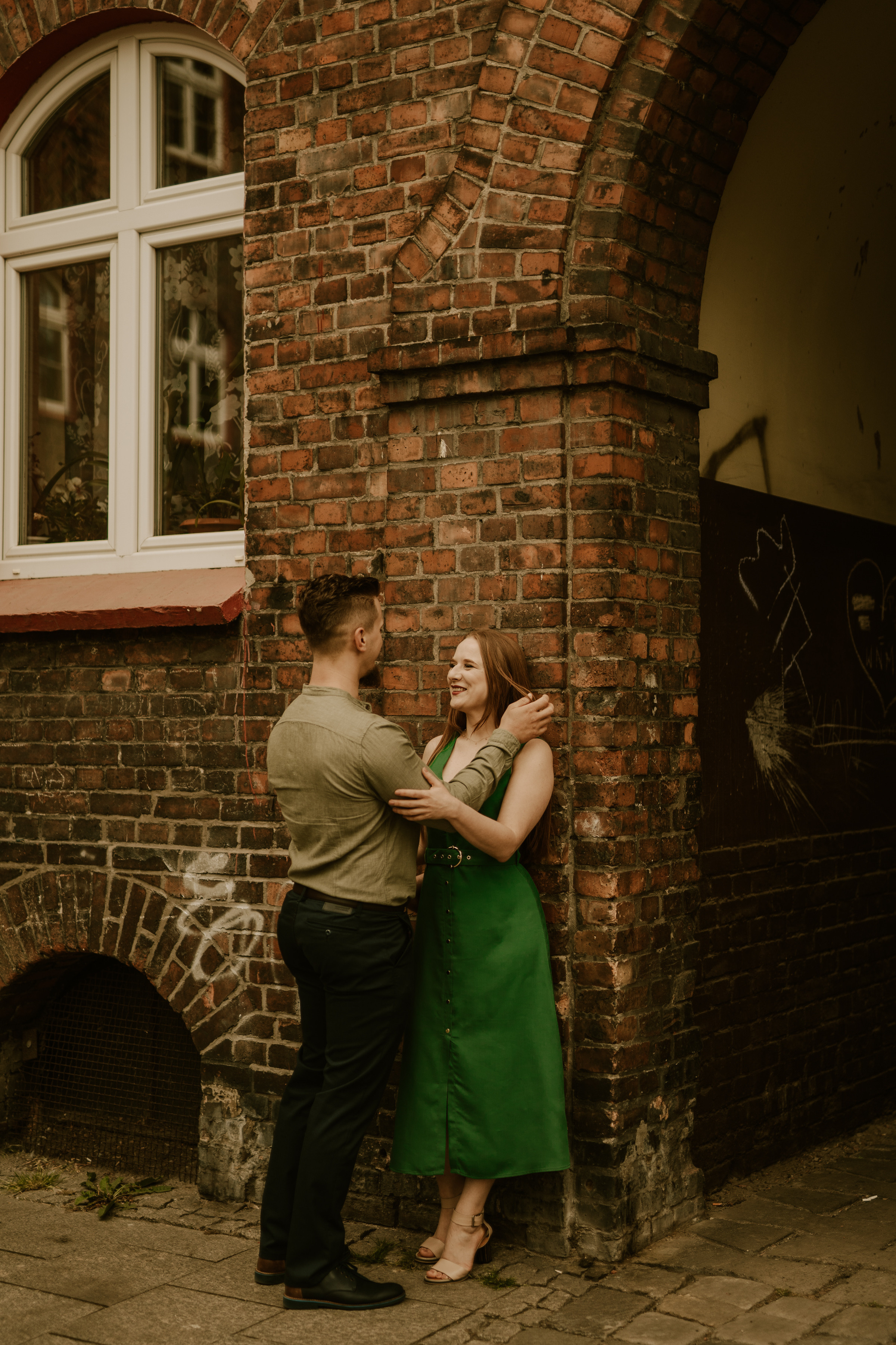 Piesek z okienka - sesja narzeczeńska Patrycji i Łukasza. Karkowskafoto - fotografia miłości