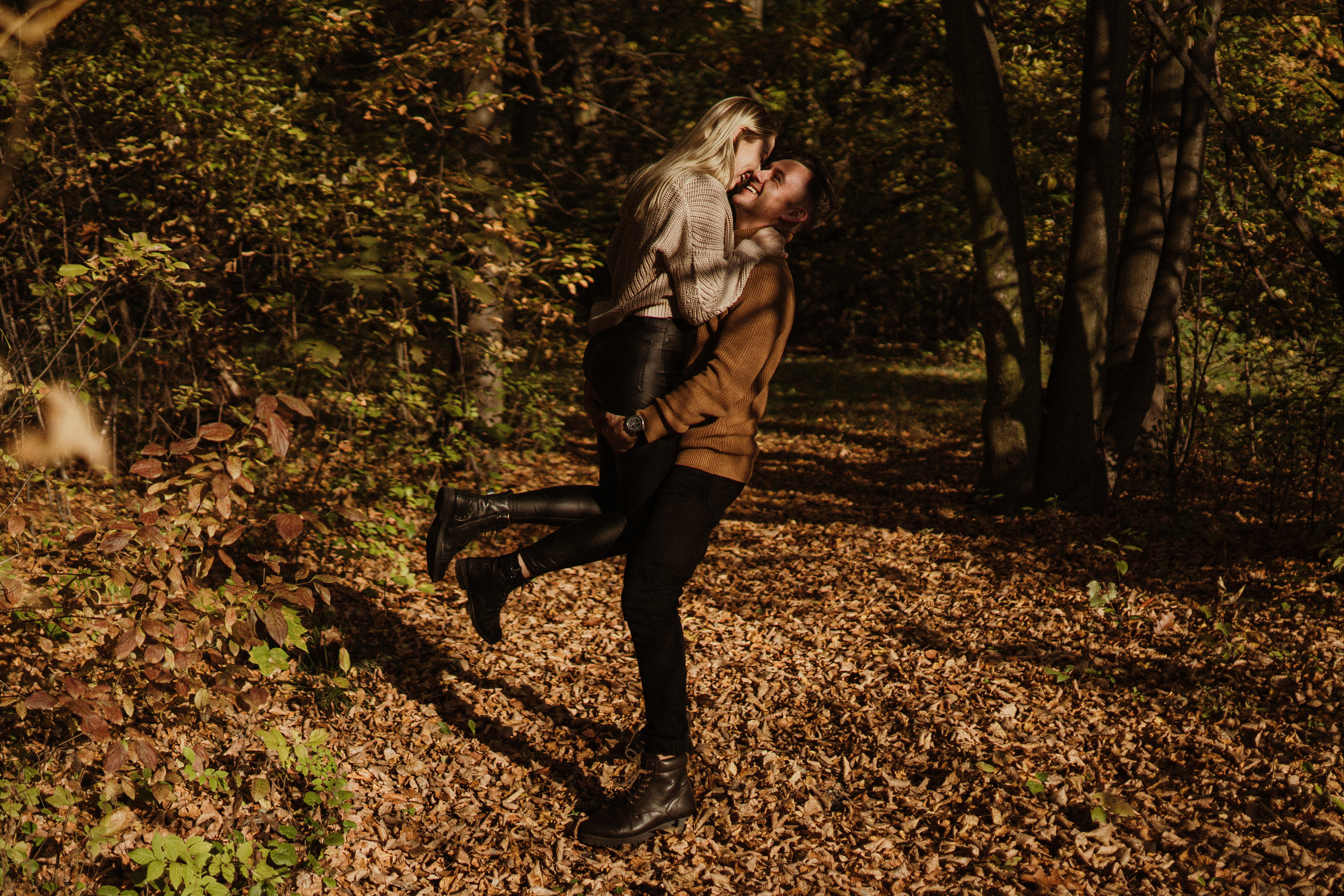 Jesienny spacer Kasi i Konrada. Karkowskafoto - fotografia miłości