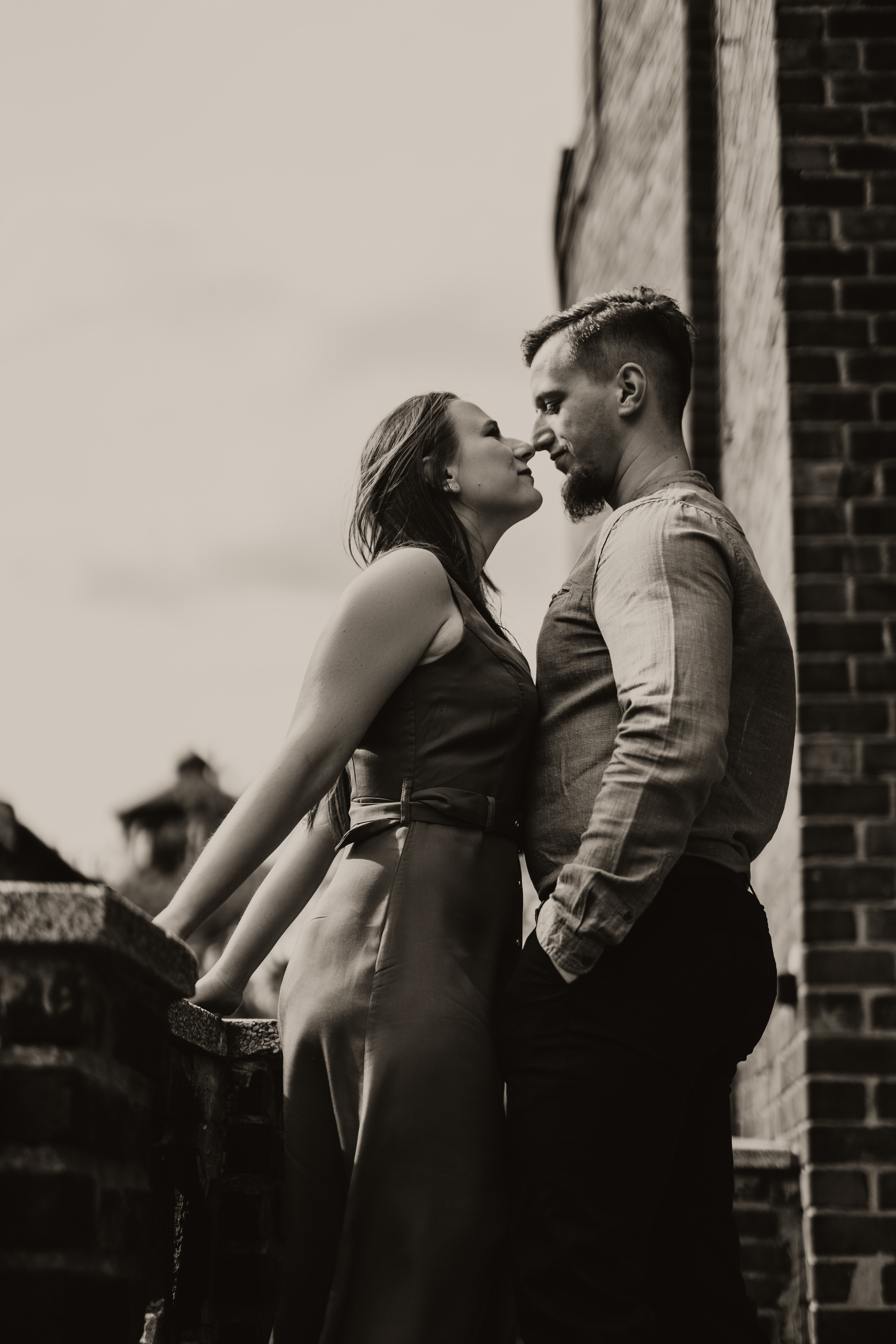 Piesek z okienka - sesja narzeczeńska Patrycji i Łukasza. Karkowskafoto - fotografia miłości