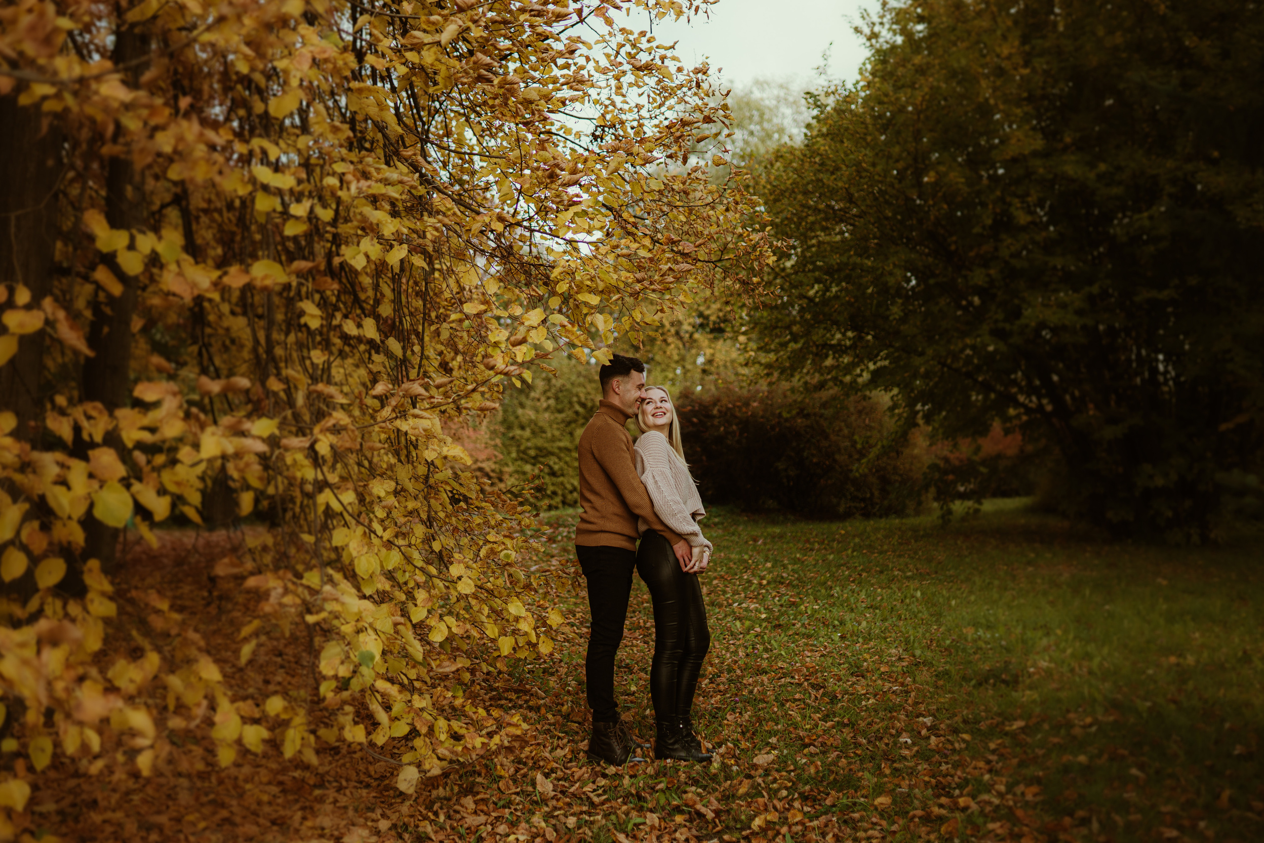 Jesienny spacer Kasi i Konrada. Karkowskafoto - fotografia miłości