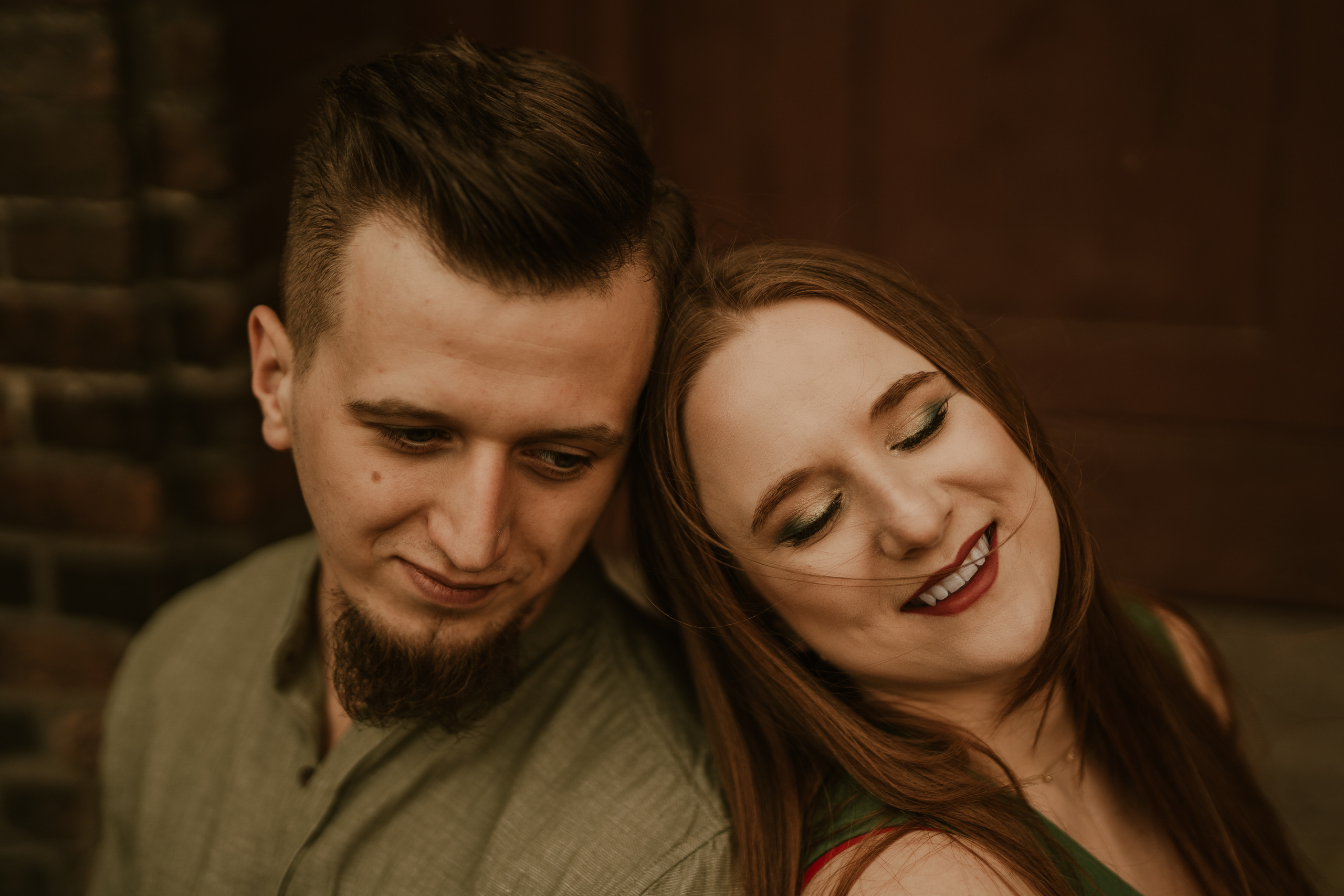 Piesek z okienka - sesja narzeczeńska Patrycji i Łukasza. Karkowskafoto - fotografia miłości