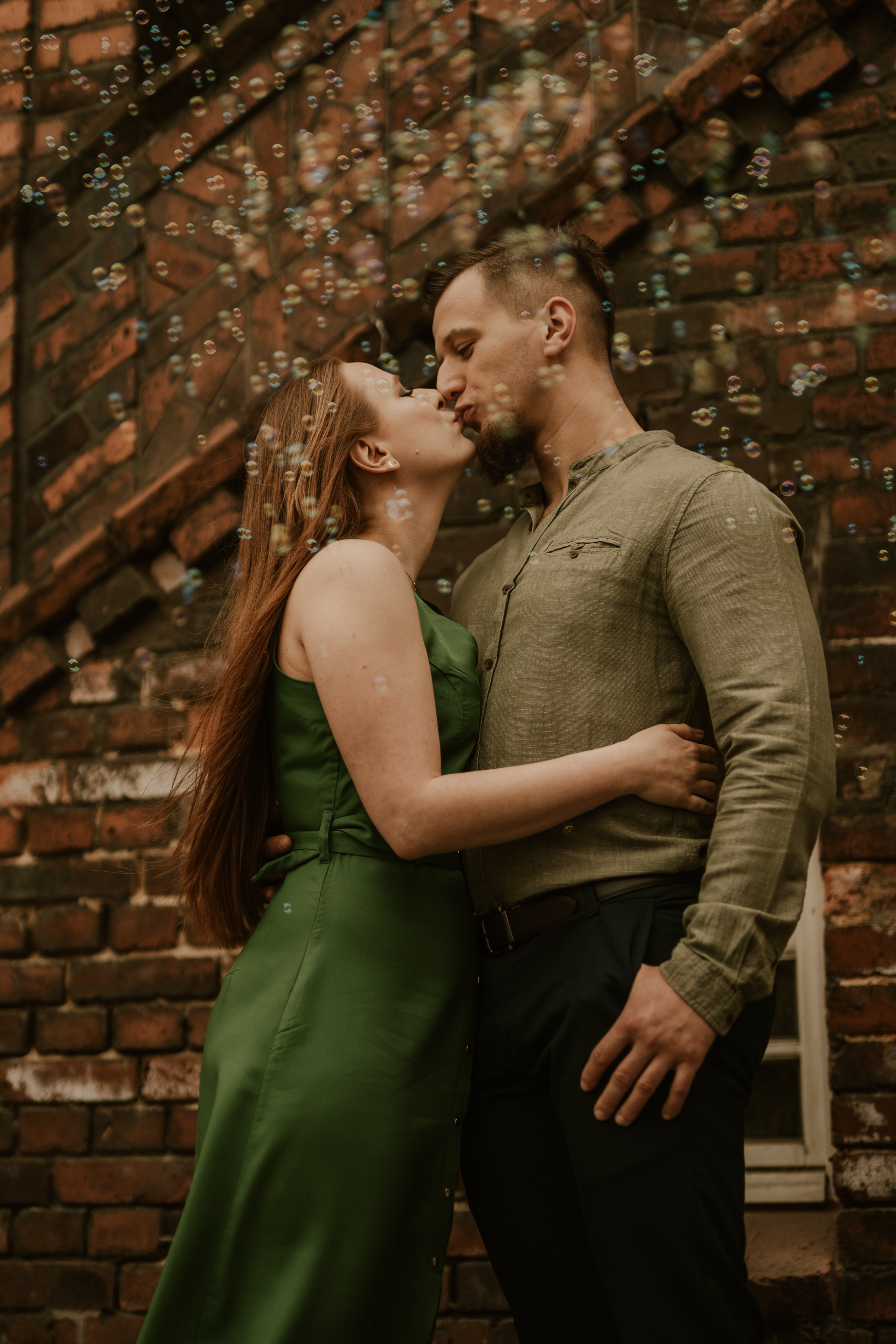 Piesek z okienka - sesja narzeczeńska Patrycji i Łukasza. Karkowskafoto - fotografia miłości