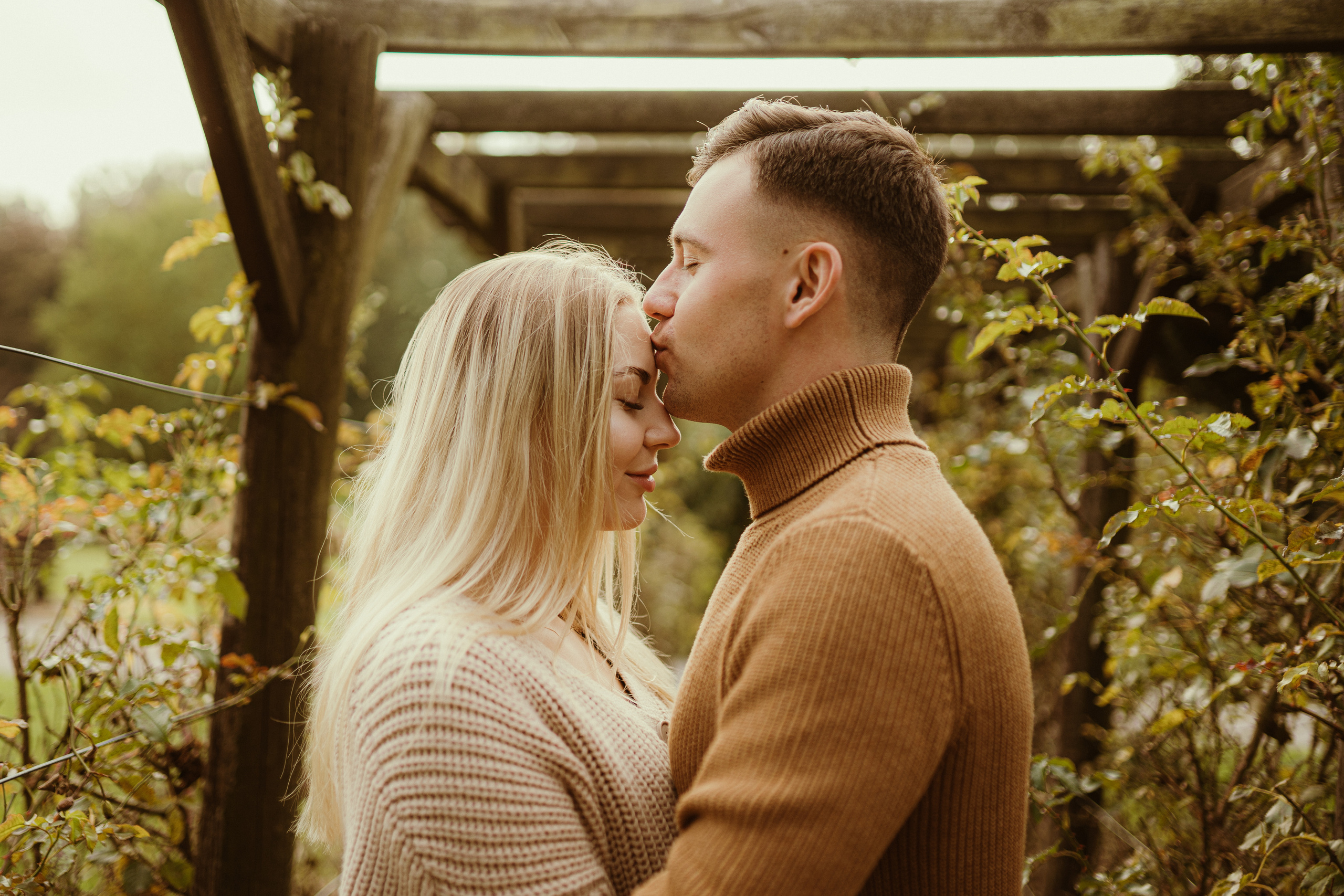 Jesienny spacer Kasi i Konrada. Karkowskafoto - fotografia miłości