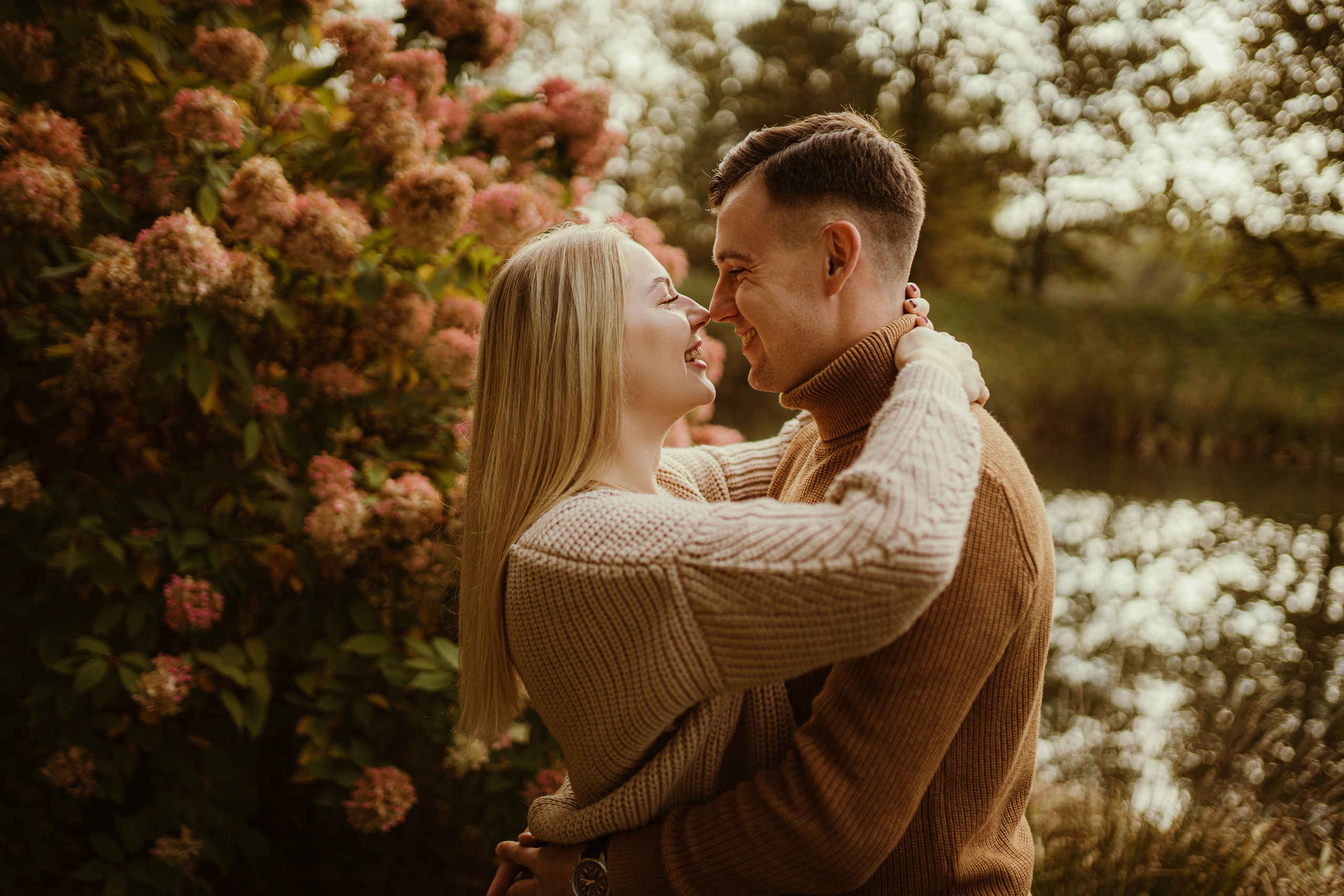 Jesienny spacer Kasi i Konrada. Karkowskafoto - fotografia miłości