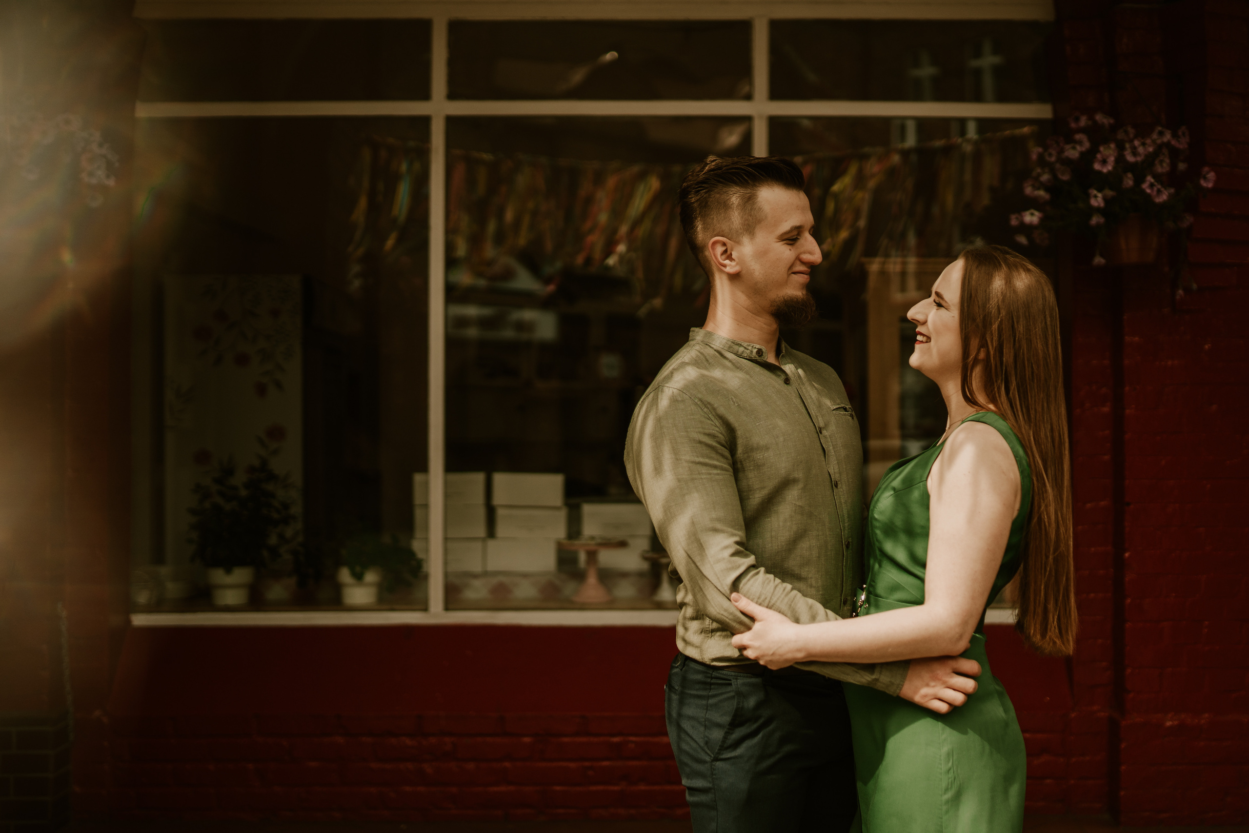 Piesek z okienka - sesja narzeczeńska Patrycji i Łukasza. Karkowskafoto - fotografia miłości