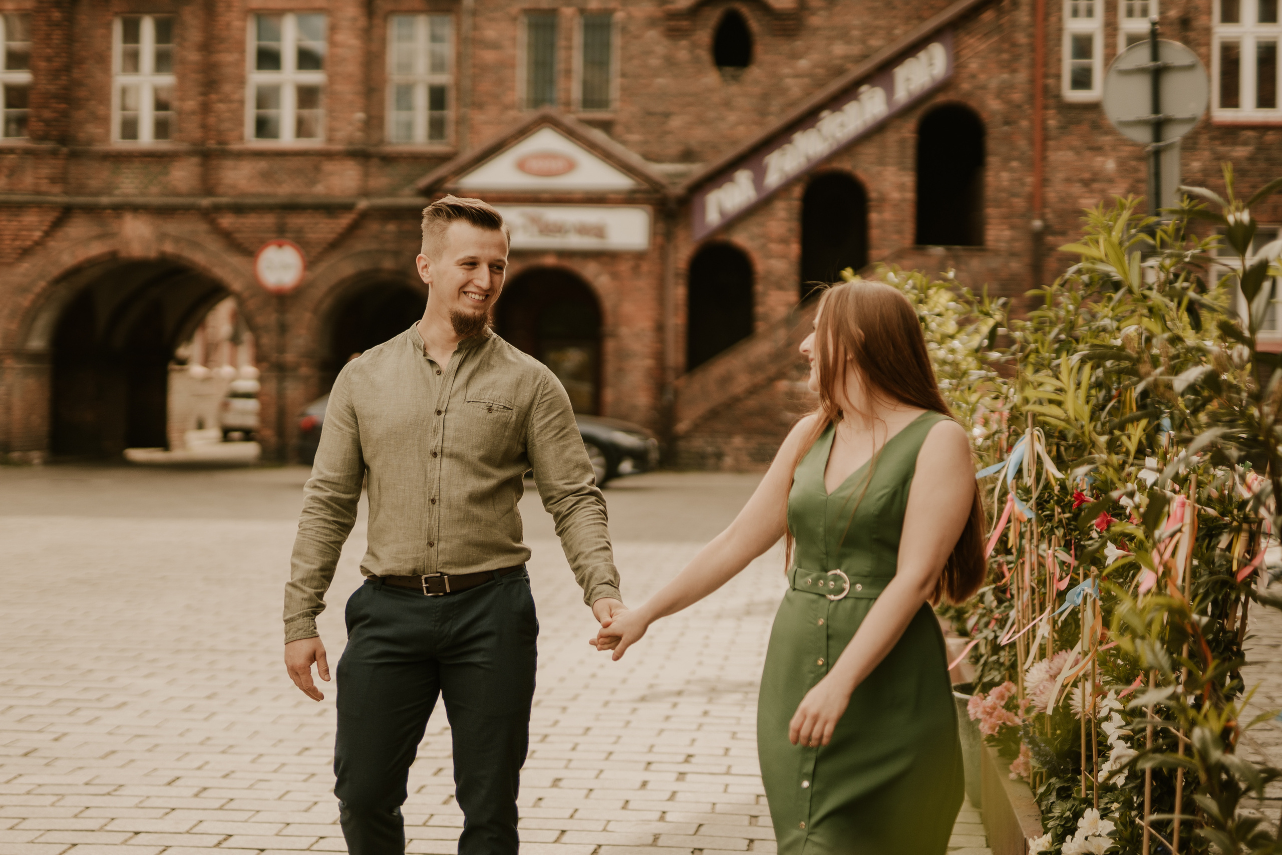 Piesek z okienka - sesja narzeczeńska Patrycji i Łukasza. Karkowskafoto - fotografia miłości