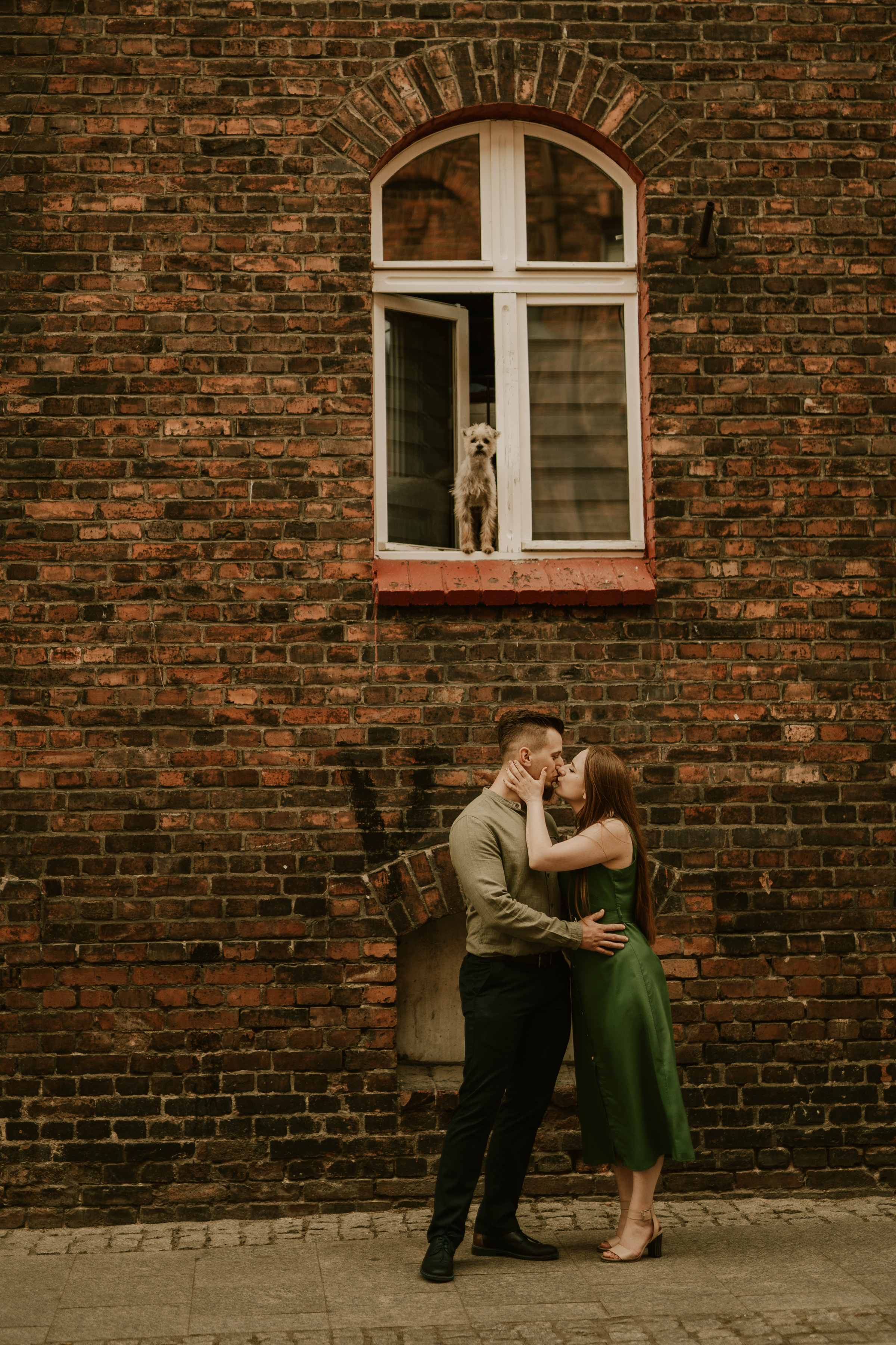 Piesek z okienka - sesja narzeczeńska Patrycji i Łukasza. Karkowskafoto - fotografia miłości