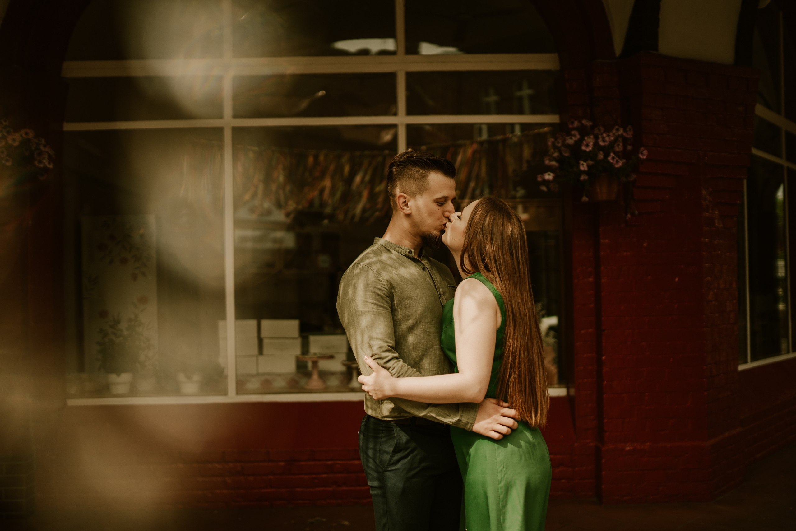 Piesek z okienka - sesja narzeczeńska Patrycji i Łukasza. Karkowskafoto - fotografia miłości