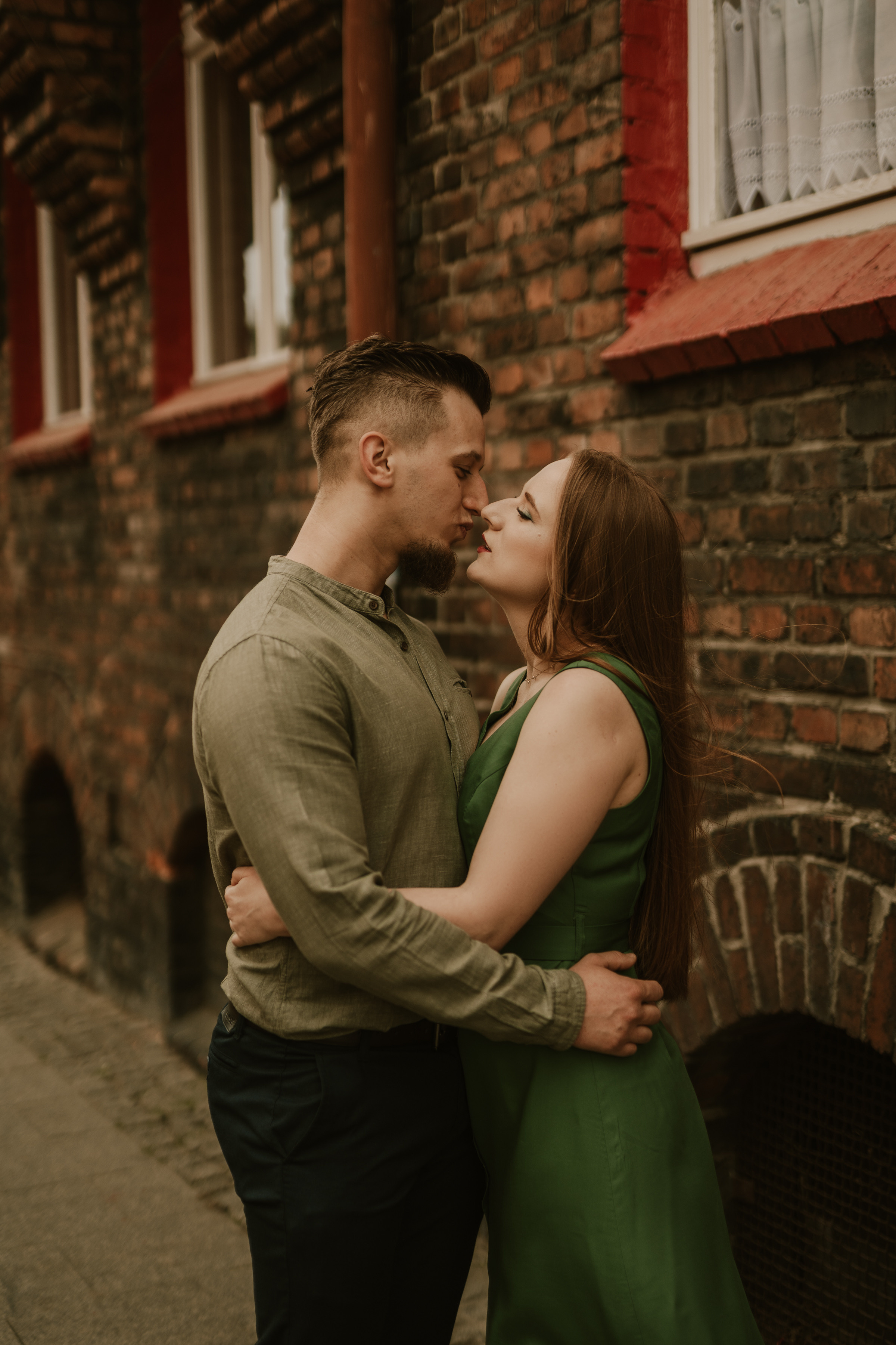 Piesek z okienka - sesja narzeczeńska Patrycji i Łukasza. Karkowskafoto - fotografia miłości