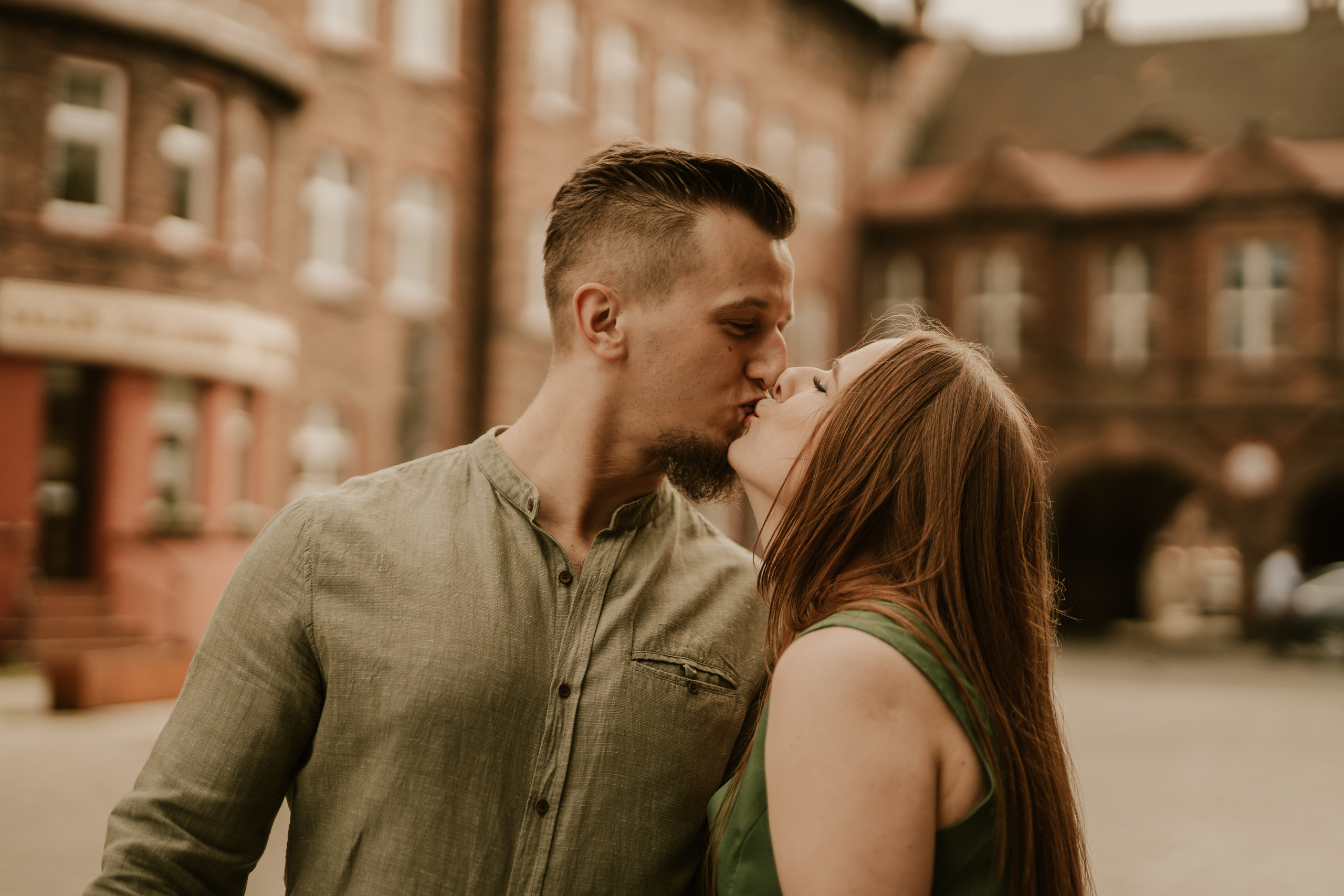 Piesek z okienka - sesja narzeczeńska Patrycji i Łukasza. Karkowskafoto - fotografia miłości