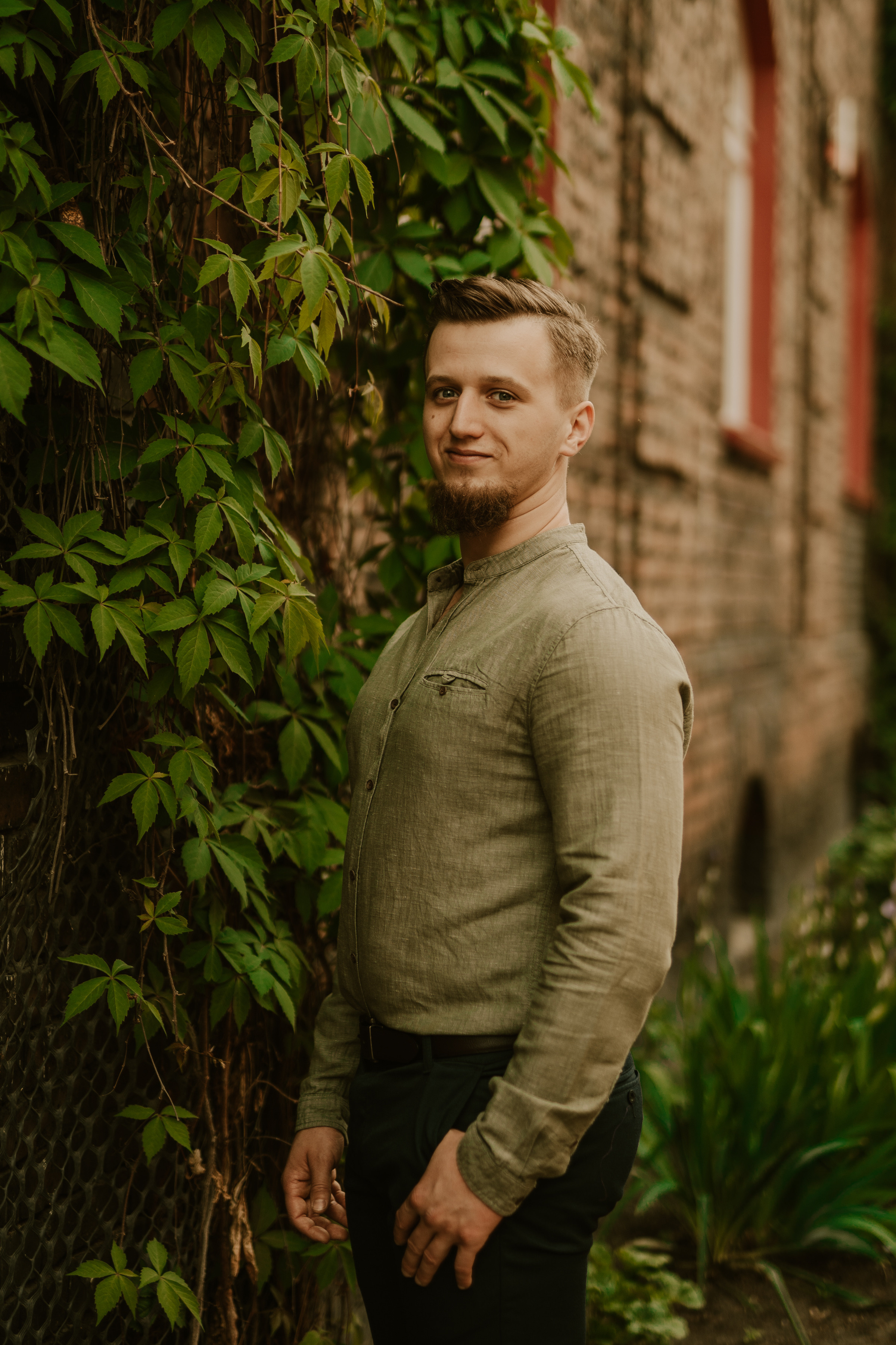 Piesek z okienka - sesja narzeczeńska Patrycji i Łukasza. Karkowskafoto - fotografia miłości