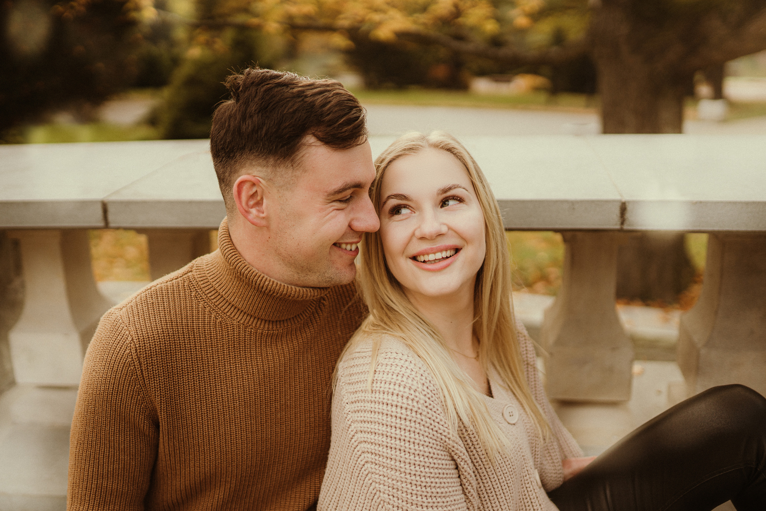 Jesienny spacer Kasi i Konrada. Karkowskafoto - fotografia miłości