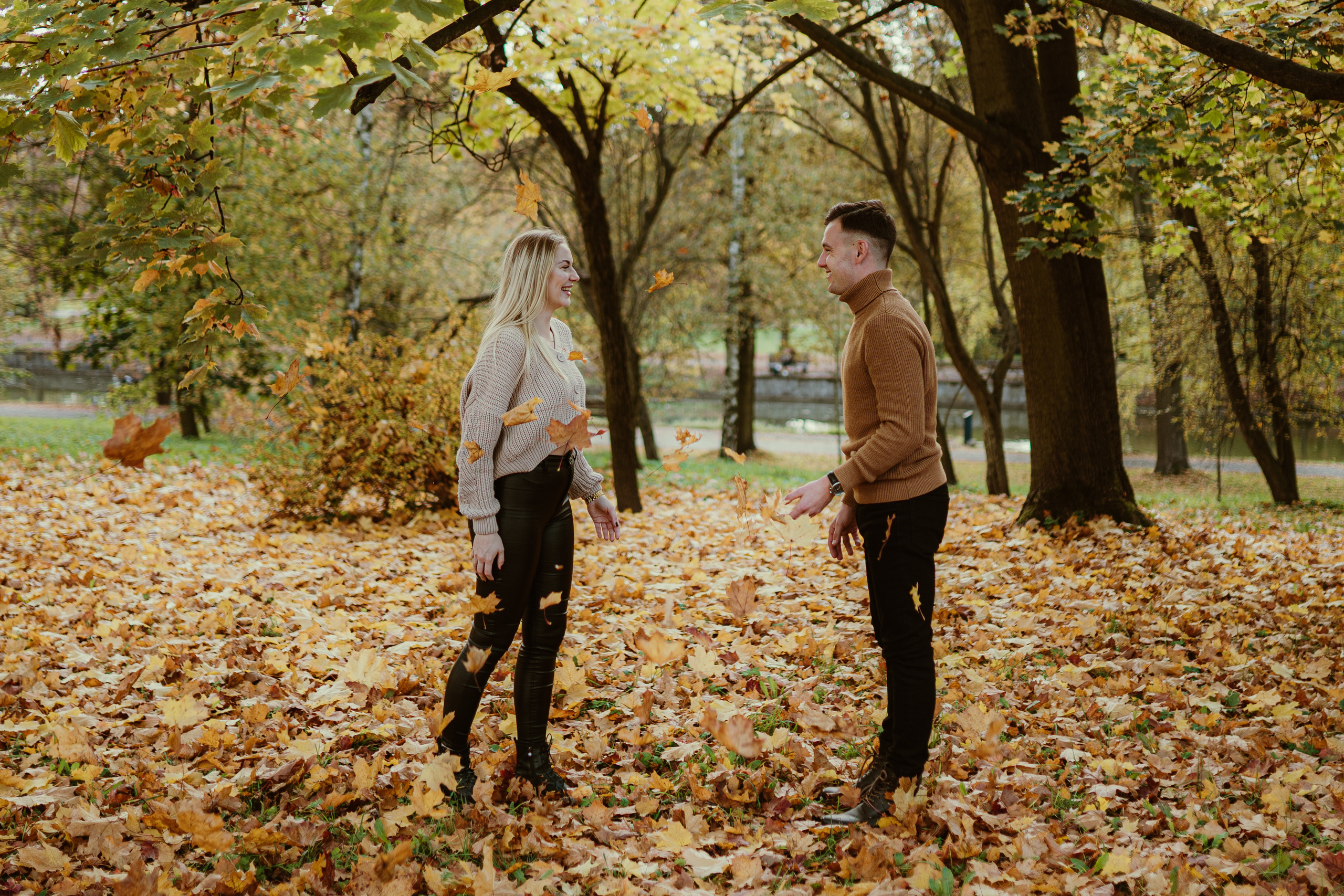 Jesienny spacer Kasi i Konrada. Karkowskafoto - fotografia miłości