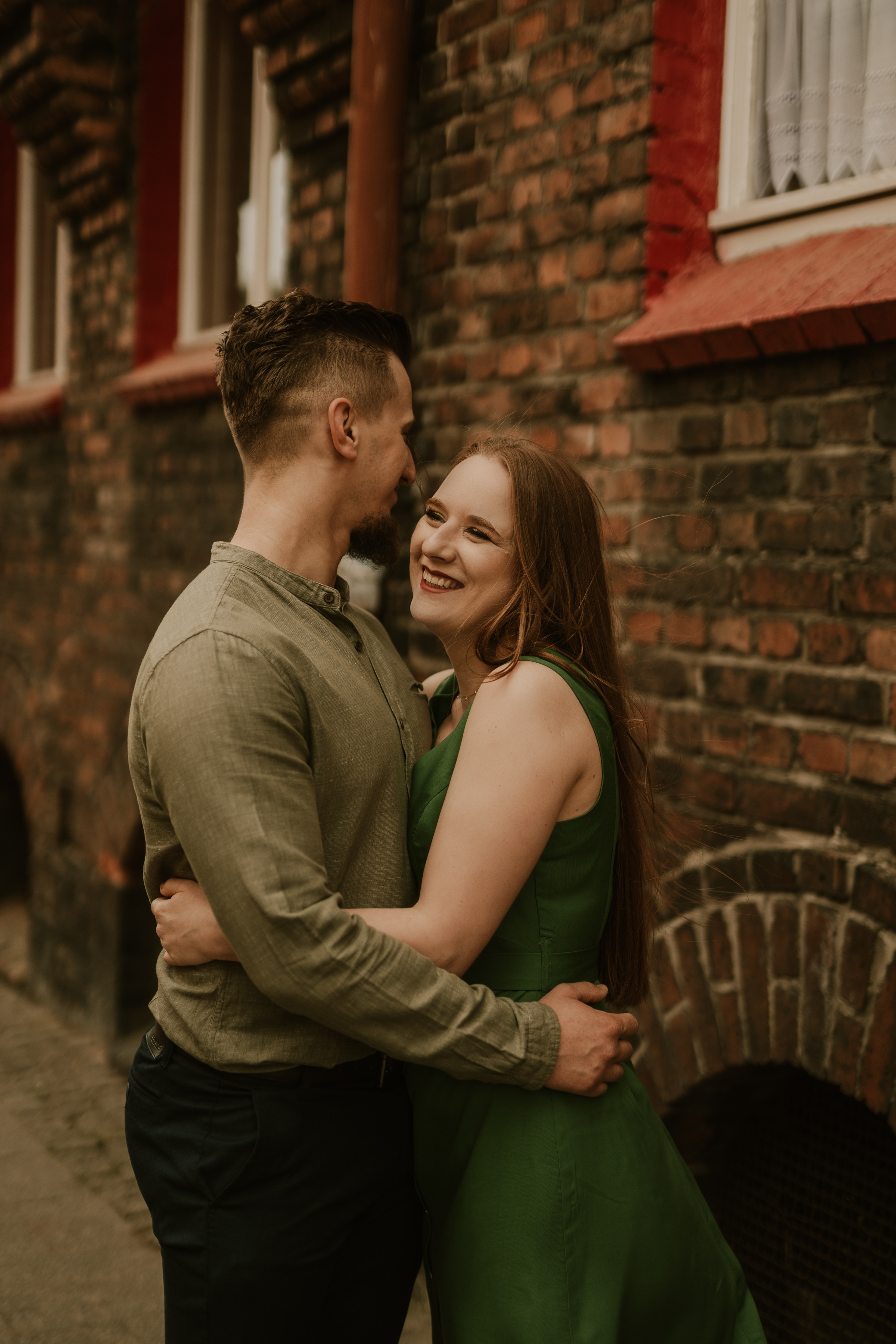 Piesek z okienka - sesja narzeczeńska Patrycji i Łukasza. Karkowskafoto - fotografia miłości