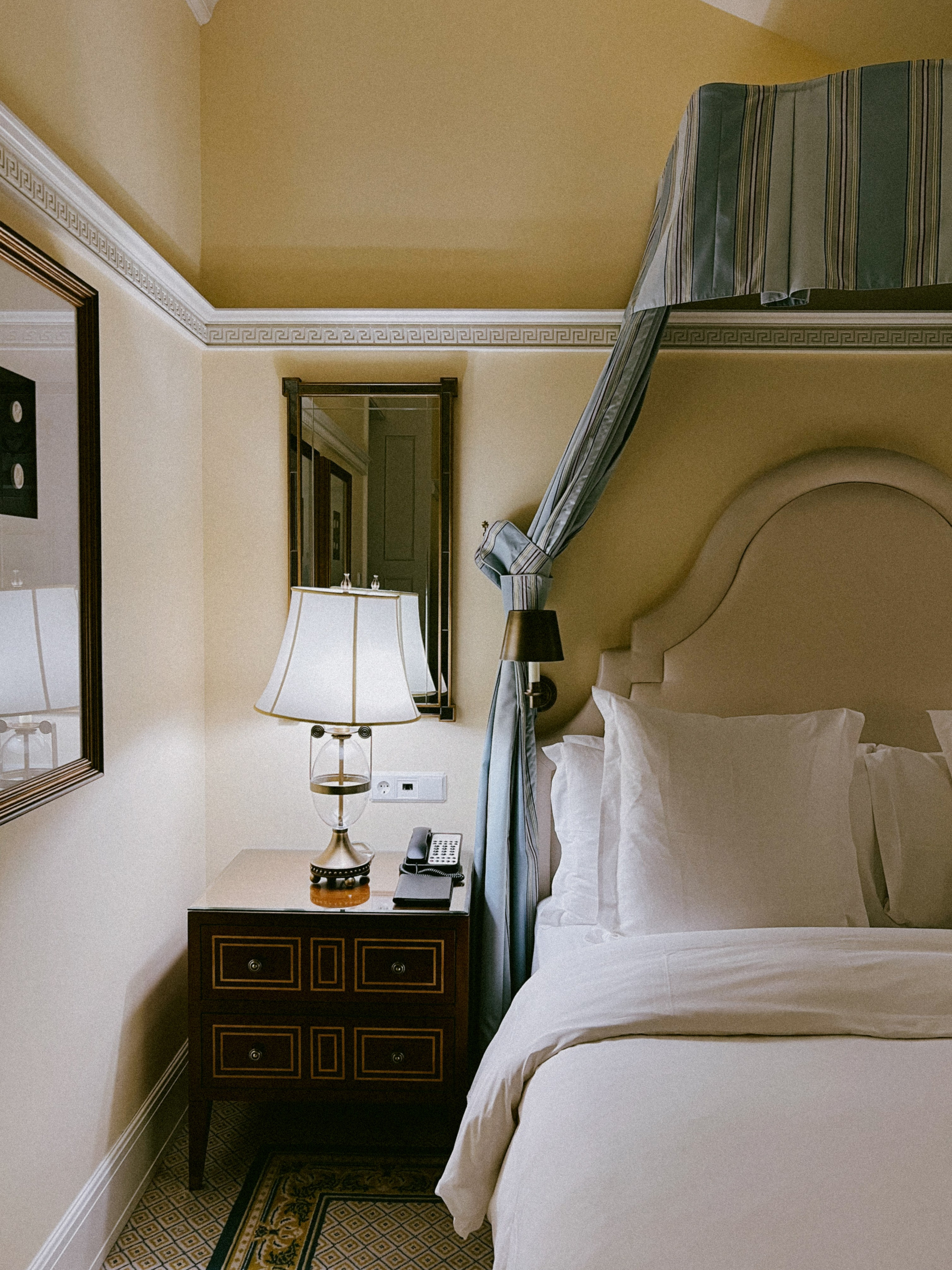 Luxury Boudoir Photography NYC | Four Seasons Hotel Photo Sessions. Videographer and photographer in New York // MAKAROV.VIDEO