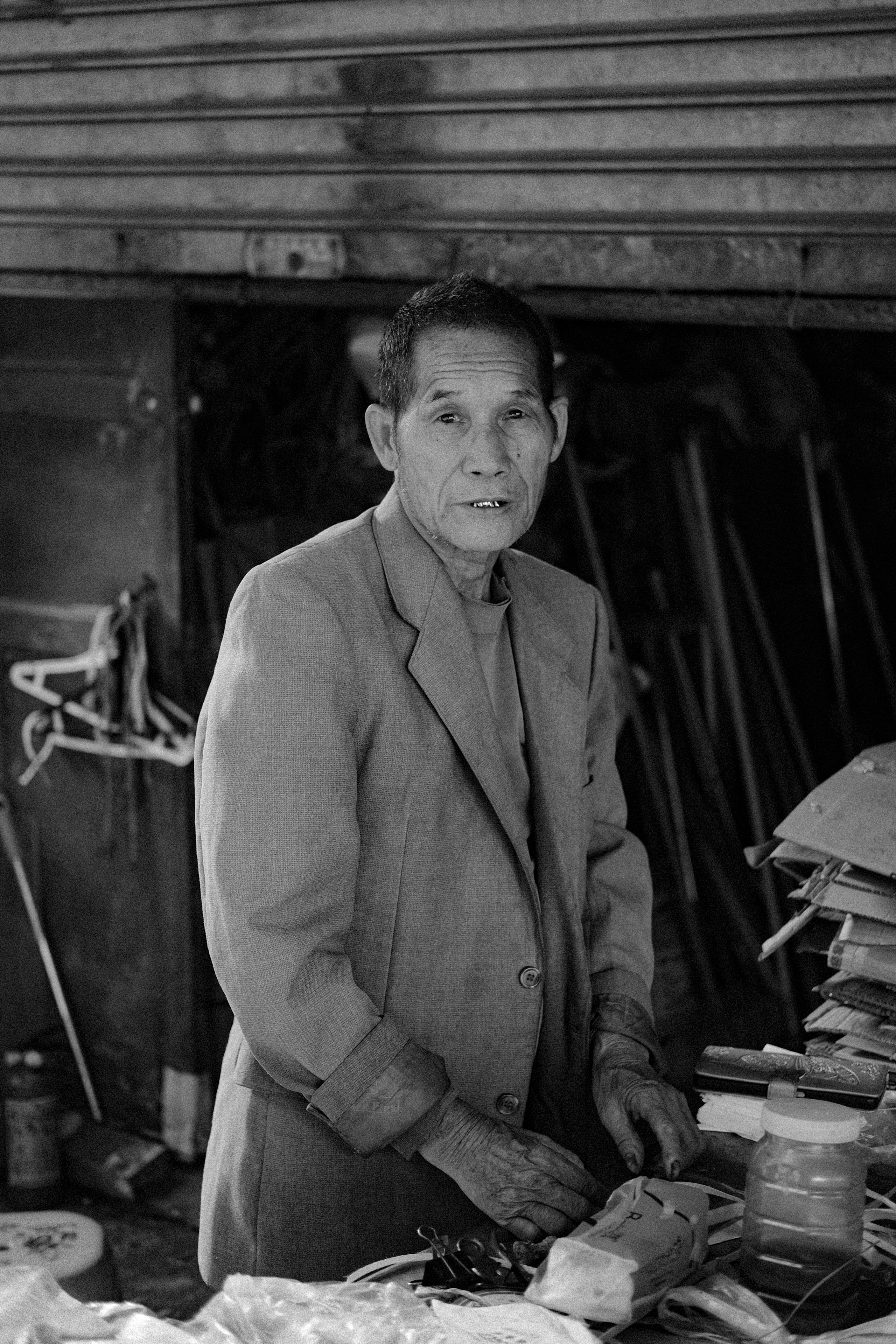 Monochrome Magic: Jiangmen Street Photography. 中国街头摄影 | The Streets of China Through My Eyes | 深圳