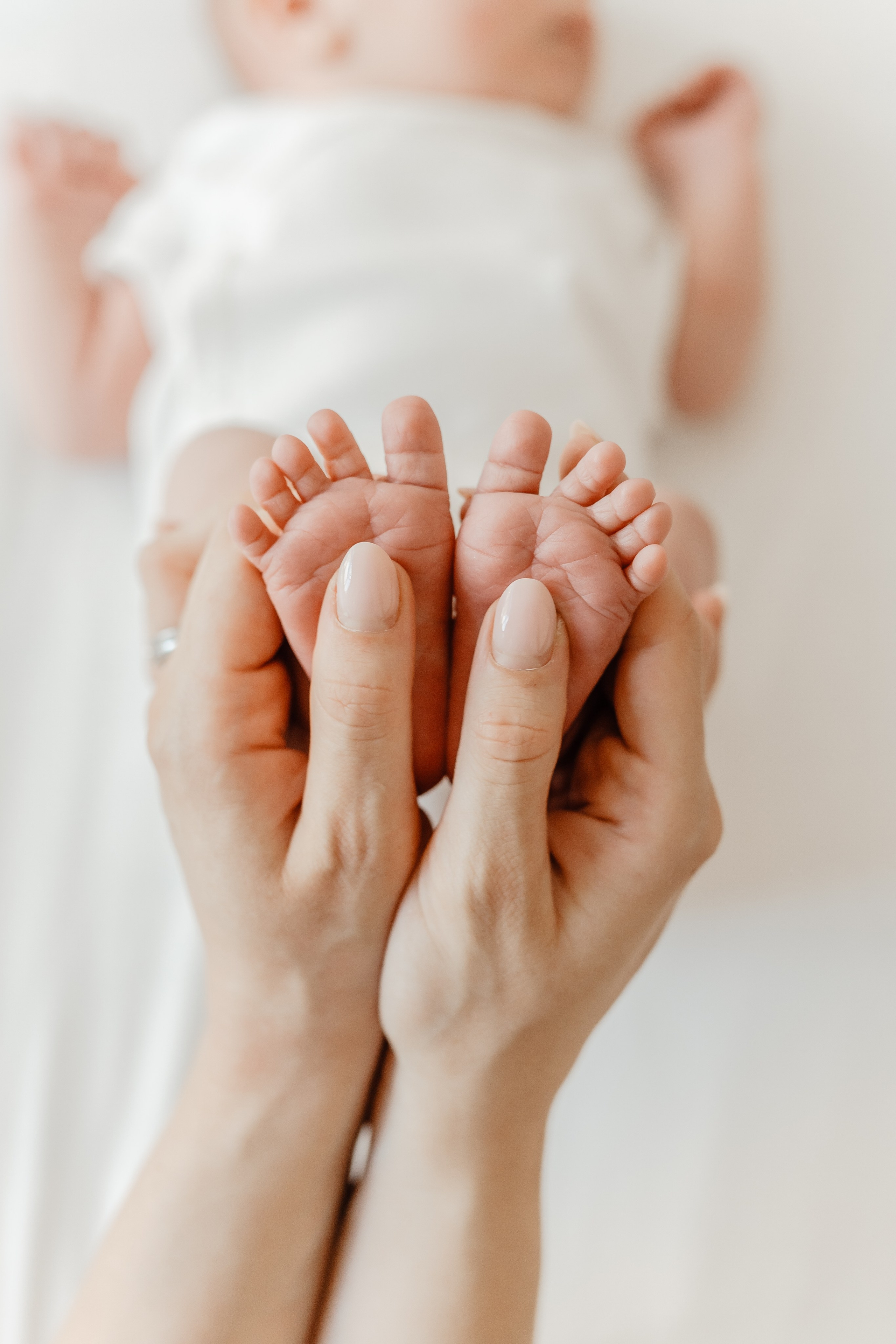 Sesja noworodkowa w domu – intymne chwile w rodzinnym wnętrzu