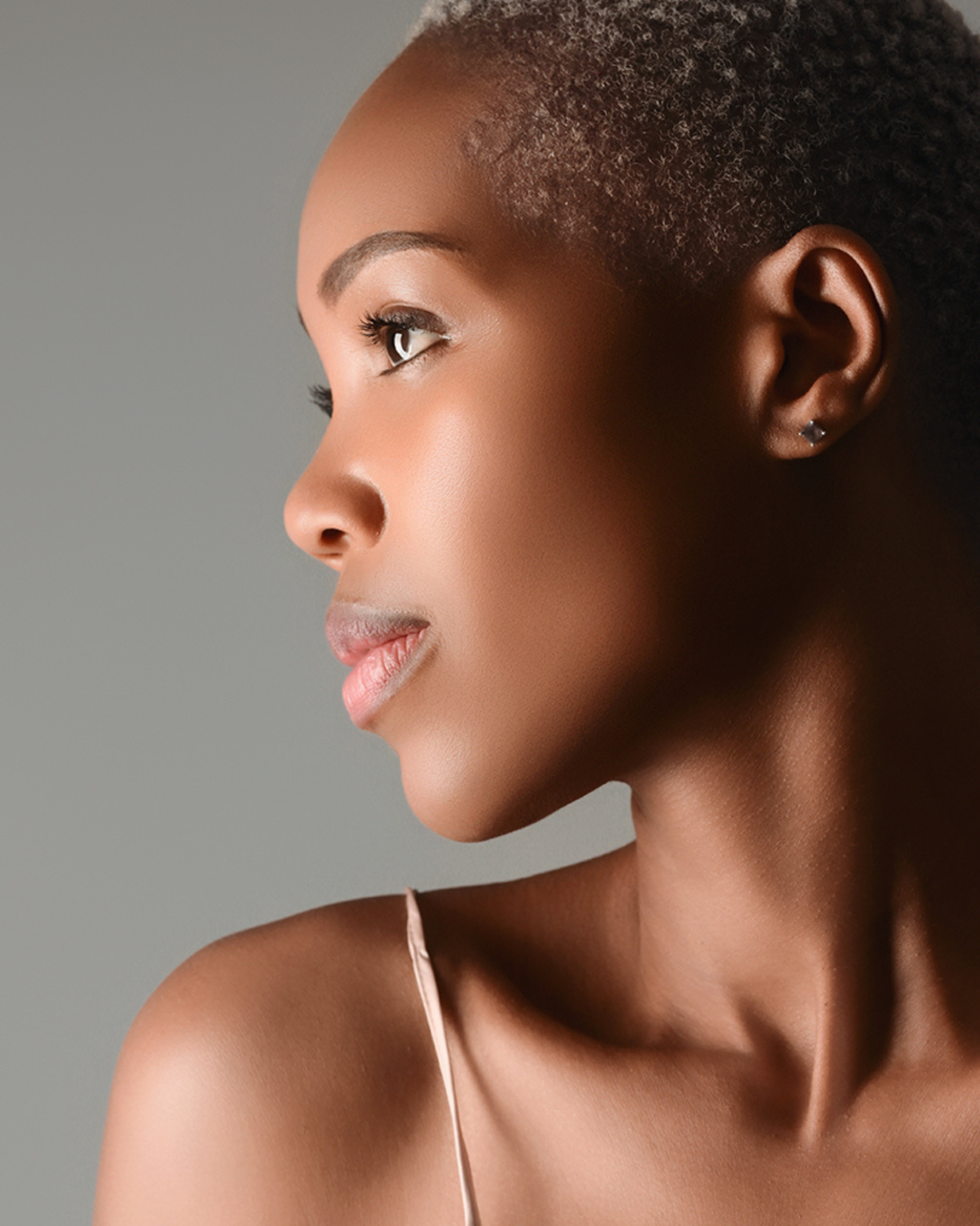 Ausdrucksstarkes Nahportrait einer Frau – tiefe Emotionen, Persönlichkeit und natürliche Schönheit in kunstvoller Lichtsetzung eingefangen.