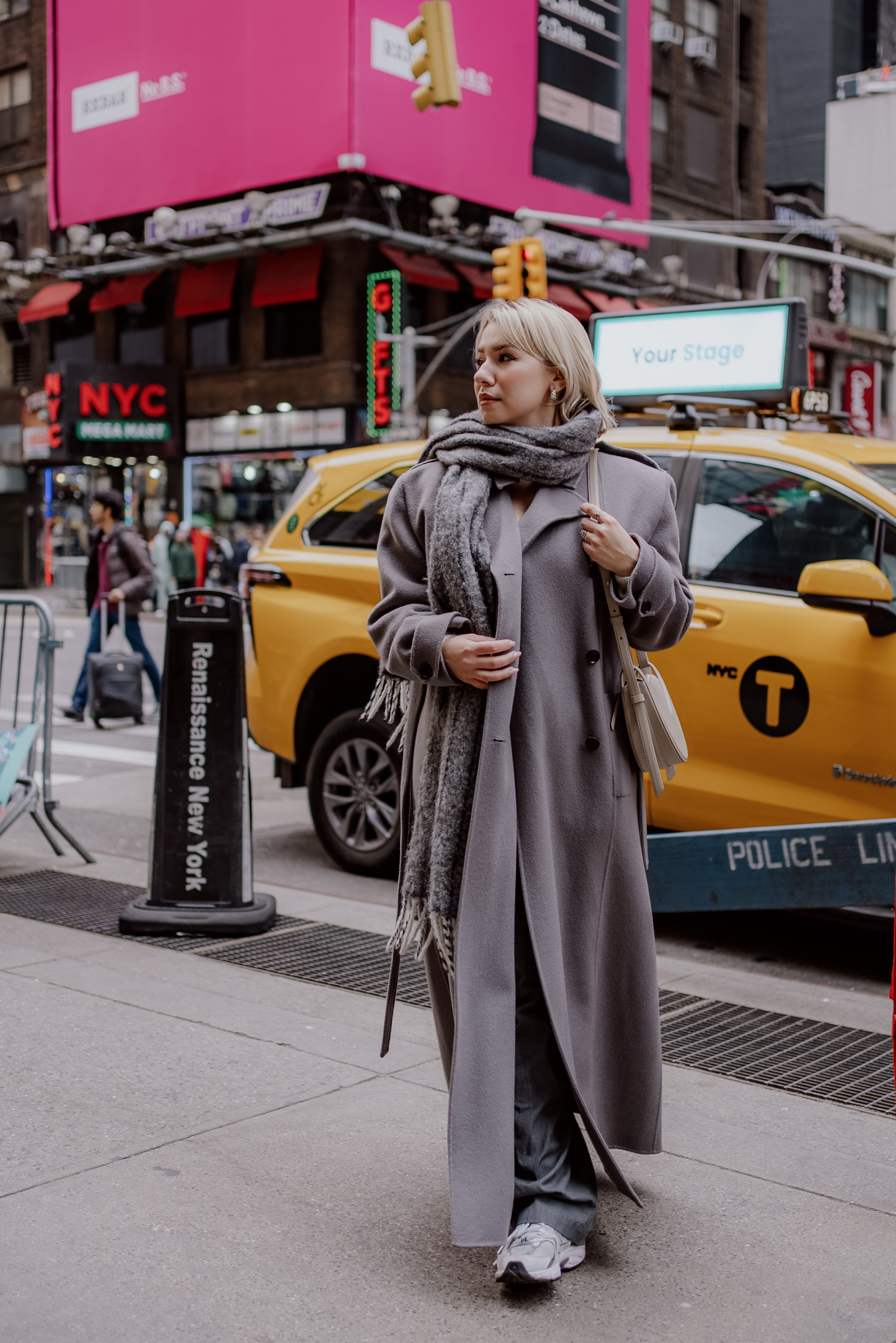 Manhattan Photo Sessions: Your Ultimate Guide to Capturing the Magic of NYC. Videographer and photographer in New York // MAKAROV.VIDEO