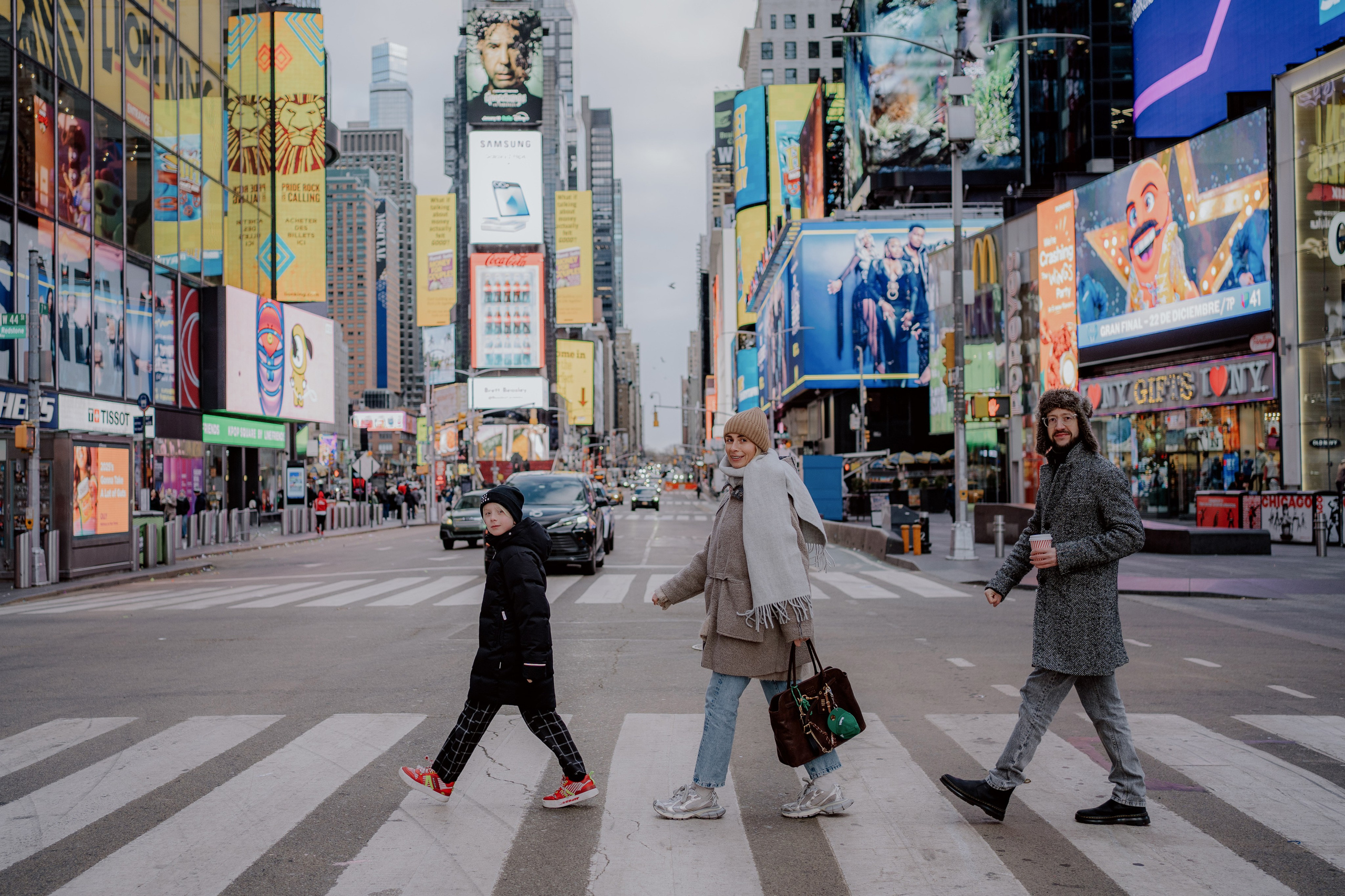 Times Square Family Photography NYC 2025: Perfect Morning Photo Sessions. Videographer and photographer in New York // MAKAROV.VIDEO
