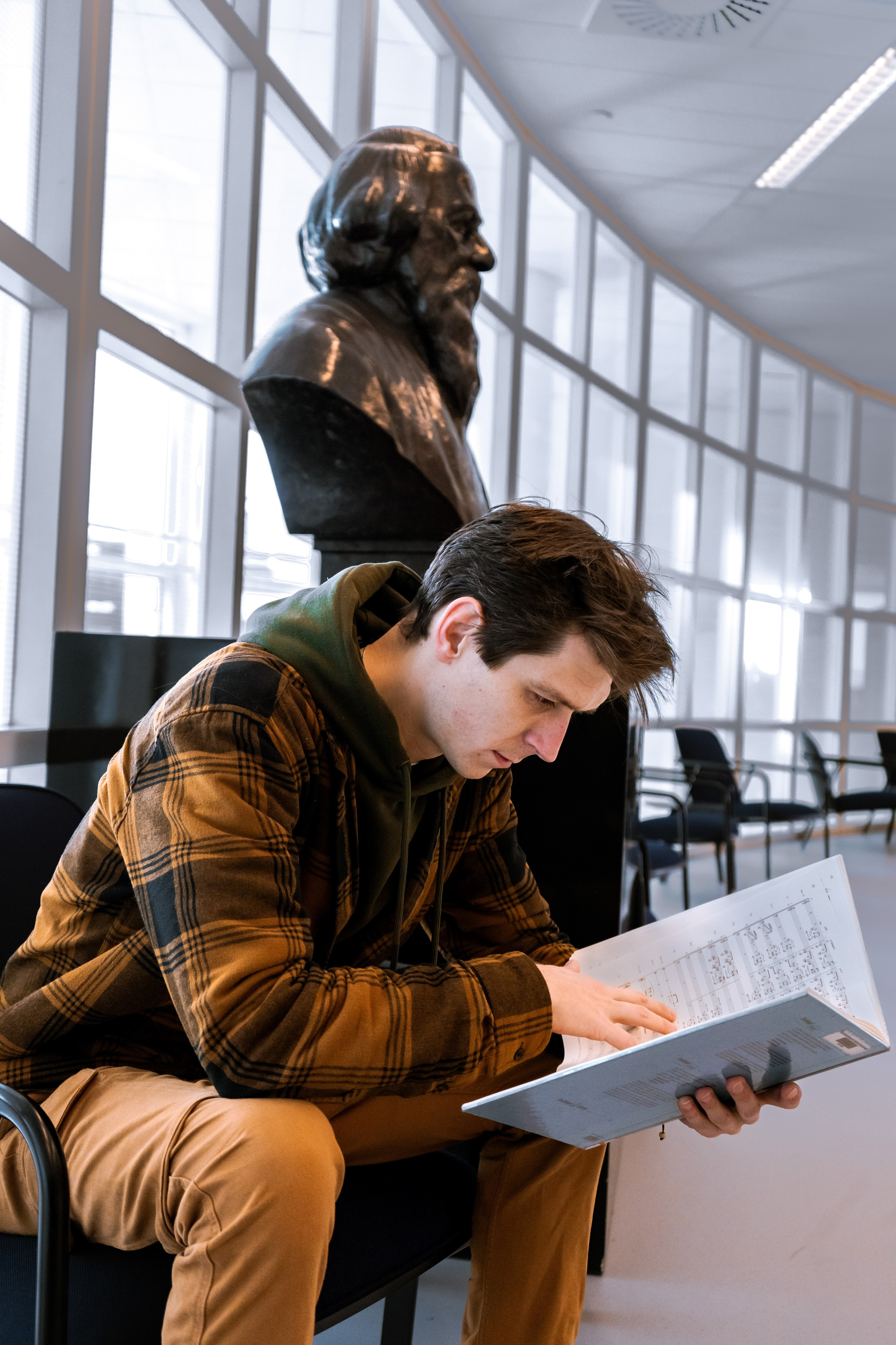 Business Portrait Photography in Chisinau — Raymond | LinkedIn & Branding. Photographer in Chisinau — Raymond | Portraits, Events & Product Photography