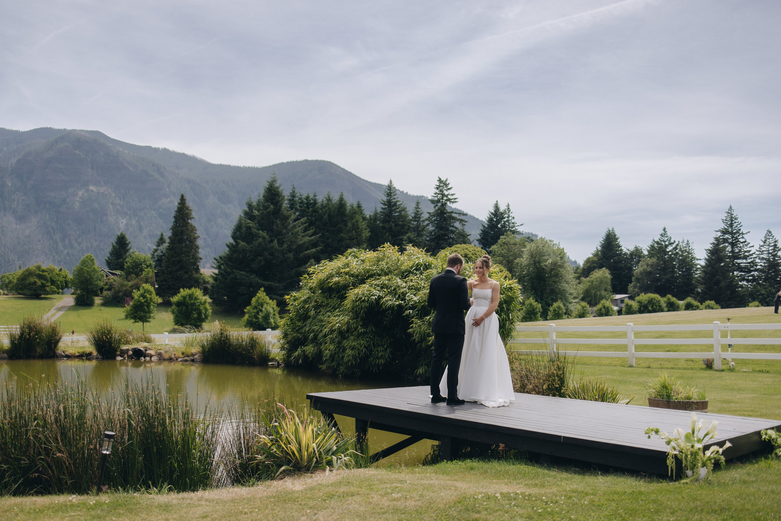 Wedding Shelby & Riley | Columbia River Gorge, WA | Georgy Shishkin Photography Photography. Portland Wedding Photographer | Authentic PNW Love Stories