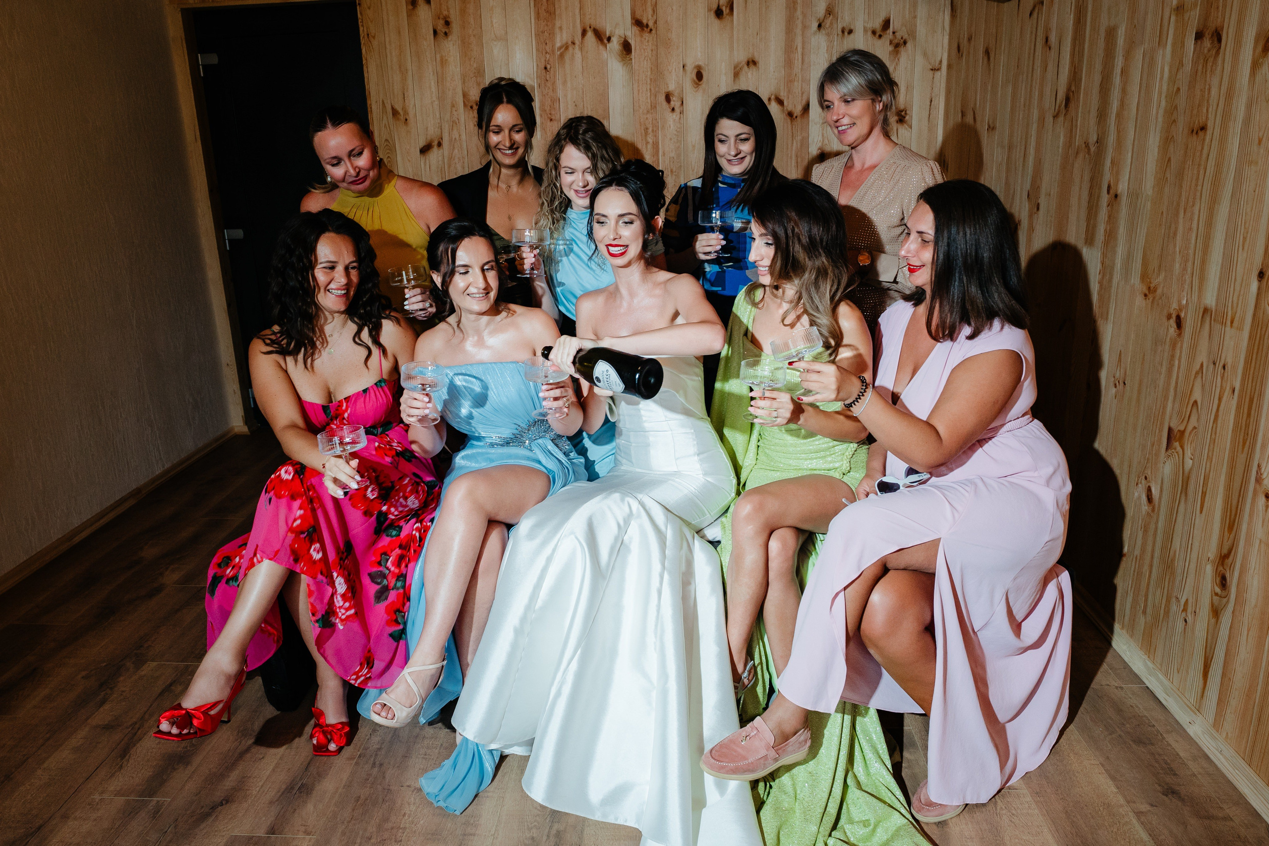 Mireasa și domnișoarele de onoare purtând ochelari de soare, nuntă Bacău.