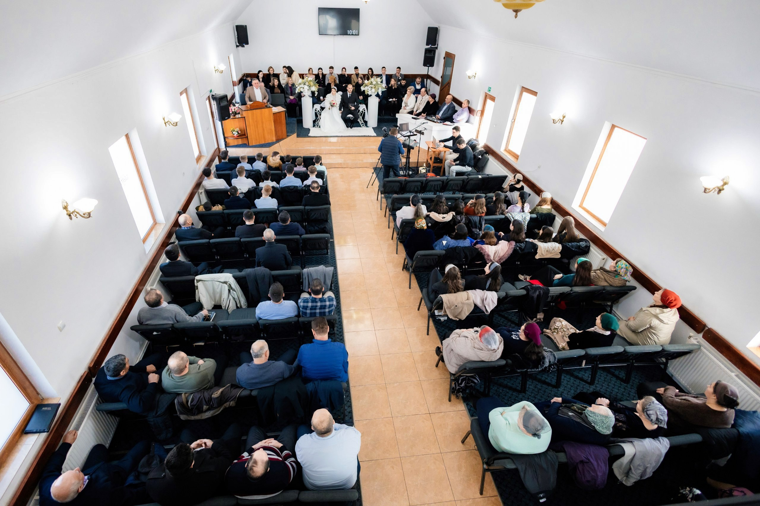 Fotograf nuntă Târgu Neamț – Samuel și Roxana, fotografie autentică realizată de AlinoFotoStudio 2. Fotograf nuntă Iași, Bacău, Suceava și Botoșani – Alin Chirilă surprinzând momente reale de nuntă 3. Fotografie de nuntă cu emoție și credință – AlinoFotoStudio, fotograf povestitor 4. Fotograf profesionist nuntă în Moldova – cadre naturale și pline de emoție 5. Alin Chirilă fotograf nuntă – poveste reală surprinsă prin fotografie 6. Fotograf nuntă cu stil documentar – momente autentice din ziua nunții Pregătiri mireasă acasă – fotografie naturală realizată de Alin Chirilă fotograf nuntă 8. Detalii din ziua nunții – fotograf nuntă Iași și Botoșani, AlinoFotoStudio 9. Emoții din dimineața nunții – fotograf profesionist Moldova 10. Cadre autentice din pregătiri – fotograf nuntă Suceava și Bacău Ceremonie religioasă nuntă – moment emoționant surprins de fotograf Alin Chirilă 12. Nuntă cu valori creștine – fotografie din biserică realizată cu discreție 13. Rugăciune și emoție în ziua nunții – fotograf nuntă Târgu Neamț 14. Legământ în fața lui Dumnezeu – fotografie de nuntă autentică 15. Fotograf nuntă biserică – momente sincere și pline de semnificație Petrecere de nuntă – cadre naturale realizate de AlinoFotoStudio 17. Bucurie și dans la nuntă – fotograf nuntă Iași și împrejurimi 18. Momente autentice de la restaurant – fotograf nuntă Bacău Suceava 19. Atmosferă de nuntă surprinsă discret – Alin Chirilă fotograf -AlinoFotoStudio – fotograf nuntă cu abordare naturală și emoțională 21. Alin Chirilă fotograf – povestitor prin fotografie de nuntă 22. Fotograf nuntă în Moldova – stil documentar și autentic 23. Fotografie de nuntă sinceră și elegantă – AlinoFotoStudio- Fotograf nuntă Iași Bacău Suceava Botoșani – Alin Chirilă AlinoFotoStudio 26. Fotograf nuntă Târgu Neamț și Moldova – fotografie profesională de eveniment 27. Fotograf nuntă cu valori creștine și stil documentar – AlinoFotoStudio - Alin Chirilă – AlinoFotoStudio Fotograf nuntă Iași • Bacău • Suceava • Botoșani - Samuel & Roxana, Târgu Neamț -Momente reale, trăite sincer și păstrate pentru totdeauna.