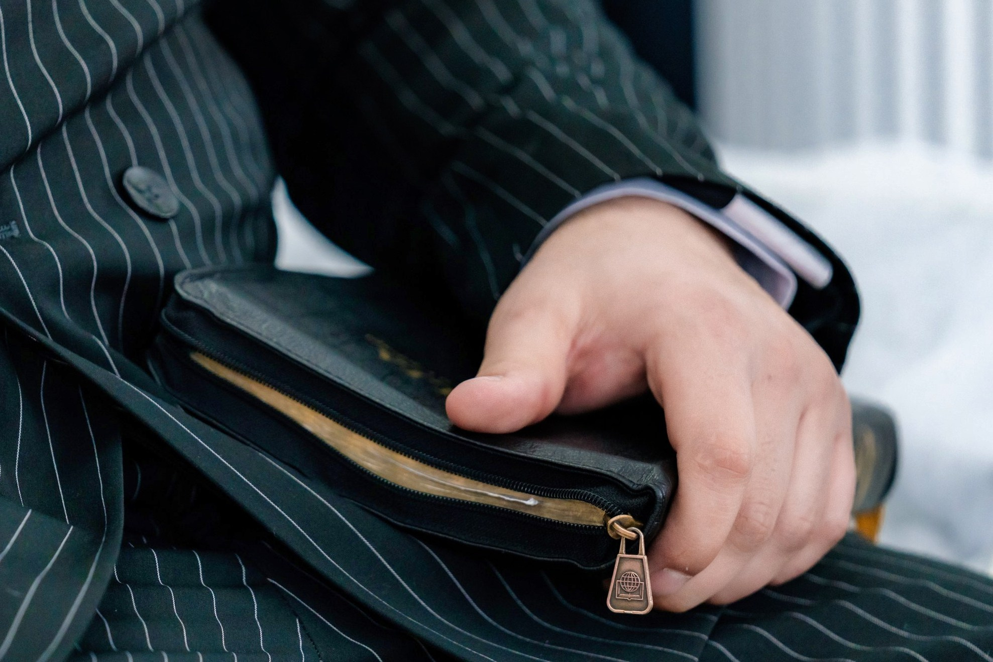 Fotograf nuntă Târgu Neamț – Samuel și Roxana, fotografie autentică realizată de AlinoFotoStudio 2. Fotograf nuntă Iași, Bacău, Suceava și Botoșani – Alin Chirilă surprinzând momente reale de nuntă 3. Fotografie de nuntă cu emoție și credință – AlinoFotoStudio, fotograf povestitor 4. Fotograf profesionist nuntă în Moldova – cadre naturale și pline de emoție 5. Alin Chirilă fotograf nuntă – poveste reală surprinsă prin fotografie 6. Fotograf nuntă cu stil documentar – momente autentice din ziua nunții Pregătiri mireasă acasă – fotografie naturală realizată de Alin Chirilă fotograf nuntă 8. Detalii din ziua nunții – fotograf nuntă Iași și Botoșani, AlinoFotoStudio 9. Emoții din dimineața nunții – fotograf profesionist Moldova 10. Cadre autentice din pregătiri – fotograf nuntă Suceava și Bacău Ceremonie religioasă nuntă – moment emoționant surprins de fotograf Alin Chirilă 12. Nuntă cu valori creștine – fotografie din biserică realizată cu discreție 13. Rugăciune și emoție în ziua nunții – fotograf nuntă Târgu Neamț 14. Legământ în fața lui Dumnezeu – fotografie de nuntă autentică 15. Fotograf nuntă biserică – momente sincere și pline de semnificație Petrecere de nuntă – cadre naturale realizate de AlinoFotoStudio 17. Bucurie și dans la nuntă – fotograf nuntă Iași și împrejurimi 18. Momente autentice de la restaurant – fotograf nuntă Bacău Suceava 19. Atmosferă de nuntă surprinsă discret – Alin Chirilă fotograf -AlinoFotoStudio – fotograf nuntă cu abordare naturală și emoțională 21. Alin Chirilă fotograf – povestitor prin fotografie de nuntă 22. Fotograf nuntă în Moldova – stil documentar și autentic 23. Fotografie de nuntă sinceră și elegantă – AlinoFotoStudio- Fotograf nuntă Iași Bacău Suceava Botoșani – Alin Chirilă AlinoFotoStudio 26. Fotograf nuntă Târgu Neamț și Moldova – fotografie profesională de eveniment 27. Fotograf nuntă cu valori creștine și stil documentar – AlinoFotoStudio - Alin Chirilă – AlinoFotoStudio Fotograf nuntă Iași • Bacău • Suceava • Botoșani - Samuel & Roxana, Târgu Neamț -Momente reale, trăite sincer și păstrate pentru totdeauna.