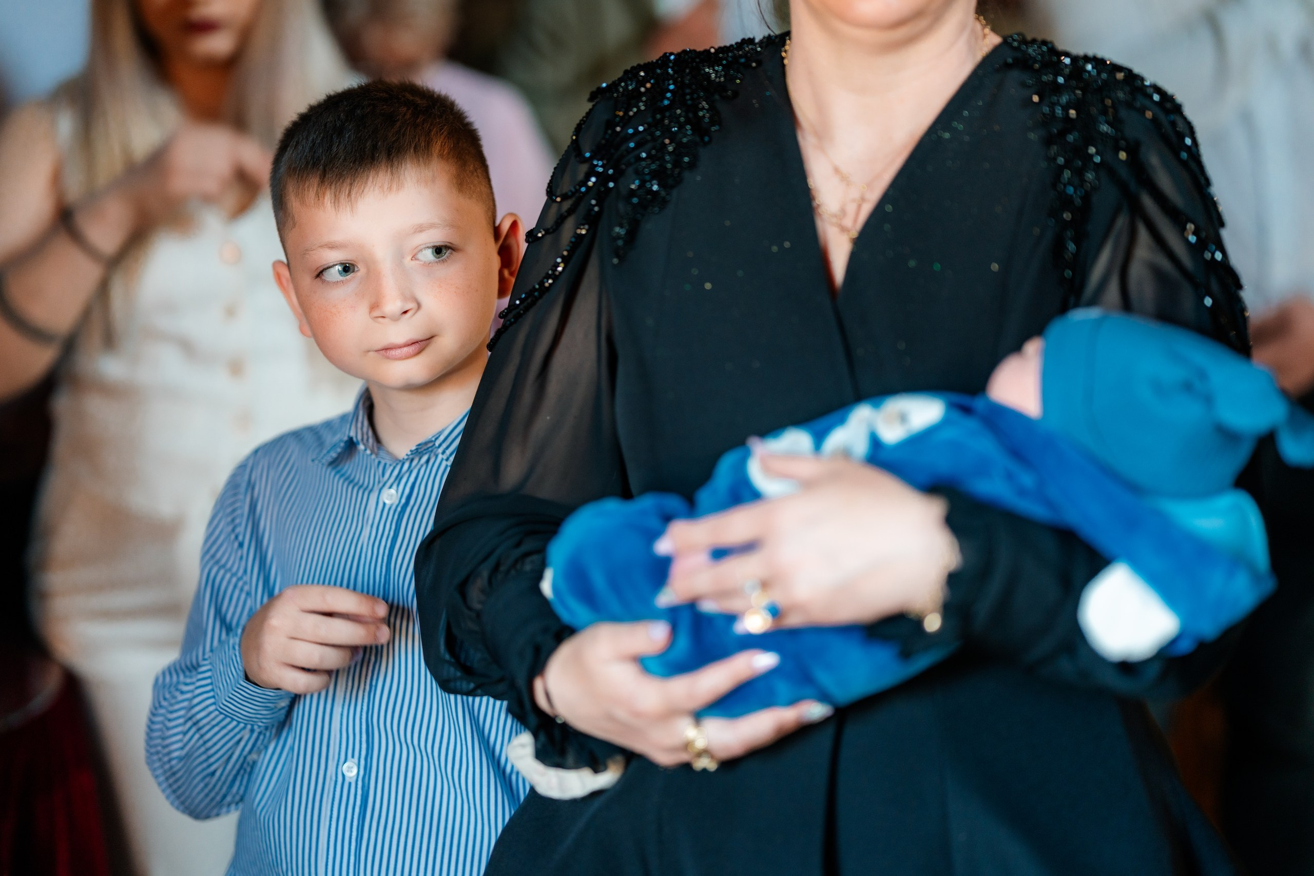 - Preotul ținându-l pe micuțul Mathias Gabriel la botez, în biserica Înălțarea Domnului, Copălău  - Detalii de la botezul lui Mathias – lumânare, trusou și icoană  - Familia lui Mathias Gabriel alături de micuț, în ziua botezului  - Portret emoționant cu mama și bebelușul în brațe, în biserică,fotograf profesionist evenimente Botoșani, Iași, Suceava, Fălticeni, Bacău, Pașcani, Roman - AlinoFotoStudio by Alin Chirilă - servicii foto nuntă, botez, cununie, ședințe foto creative, albume personalizate, fotografii emoționante și calitative pentru cele mai importante momente din viață,fotograf nuntă Botoșani Alin Chirilă,  ședință foto botez Iași - AlinoFotoStudio,  servicii fotograf profesionist evenimente Suceava,  fotograf cununie civilă Fălticeni - Alin Chirilă,  album foto nuntă personalizat Bacău.“Bebeluș botezat în biserică, ținut în brațe de nași”	•	“Detaliu cu lumânarea de botez decorată cu flori albe”	•	“Părinți emoționați alături de copilul lor la ceremonia de botez”	•	“Masa festivă de botez cu decor tematic și tort personalizat”	•	“Momentul în care preotul toarnă apă sfințită pe fruntea bebelușului”	“Bebeluș în rochie albă de botez, zâmbind în brațele mamei”	•	“Detaliu cu cruciulița de botez așezată pe o pernă de satin”	•	“Părinți și nași aprinzând lumânările în timpul ceremoniei de botez”	•	“Tort de botez decorat cu figurine tematice și numele copilului”	•	“Copil botezat dormind liniștit în pătuțul decorat festiv”	•	“Momentul în care preotul binecuvântează copilul în fața altarului”	•	“Invitați adunându-se în jurul mesei festive la petrecerea de botez”	•	“Bebeluș ținând în mână o jucărie personalizată primită la botez”	•	“Familie fericită pozând împreună după ceremonia de botez”	•	“Decor tematic cu baloane și flori la locația petrecerii de botez” fotograf Botoșani fotograf evenimente fotograf botez Alin Chirila fotograf alinofotostudio.fotograf botez Amelis Maria, fotografie botez Botoșani, fotograf Alin Chirilă, amintiri botez, fotografii botez, botez Amelis Maria, fotograf copii, fotografie botez în Botoșani,