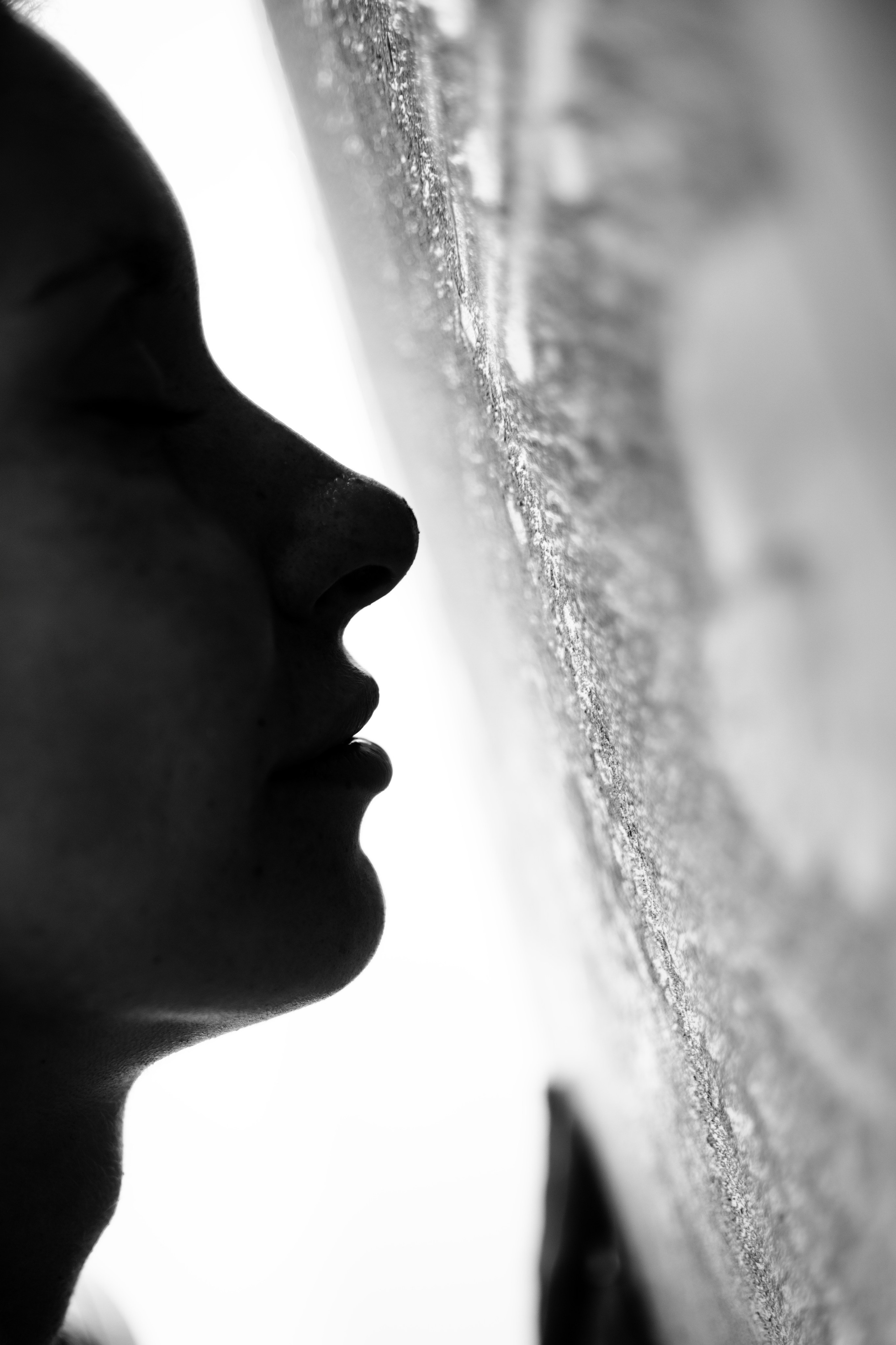 Photoshoot with a surfboard | BW