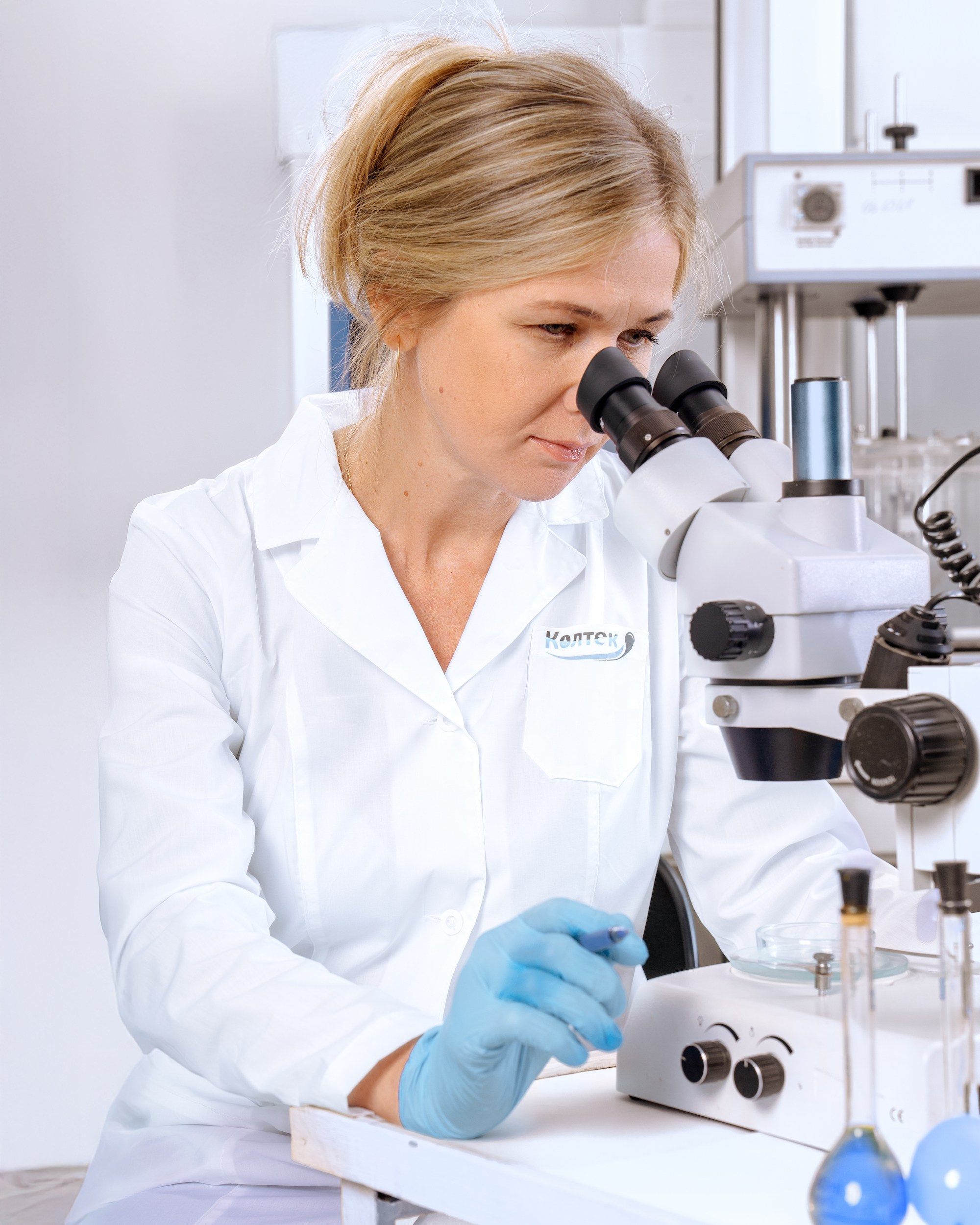 Фотосъёмка химической лаборатории в Москве — специалист работает с микроскопом для корпоративного сайта