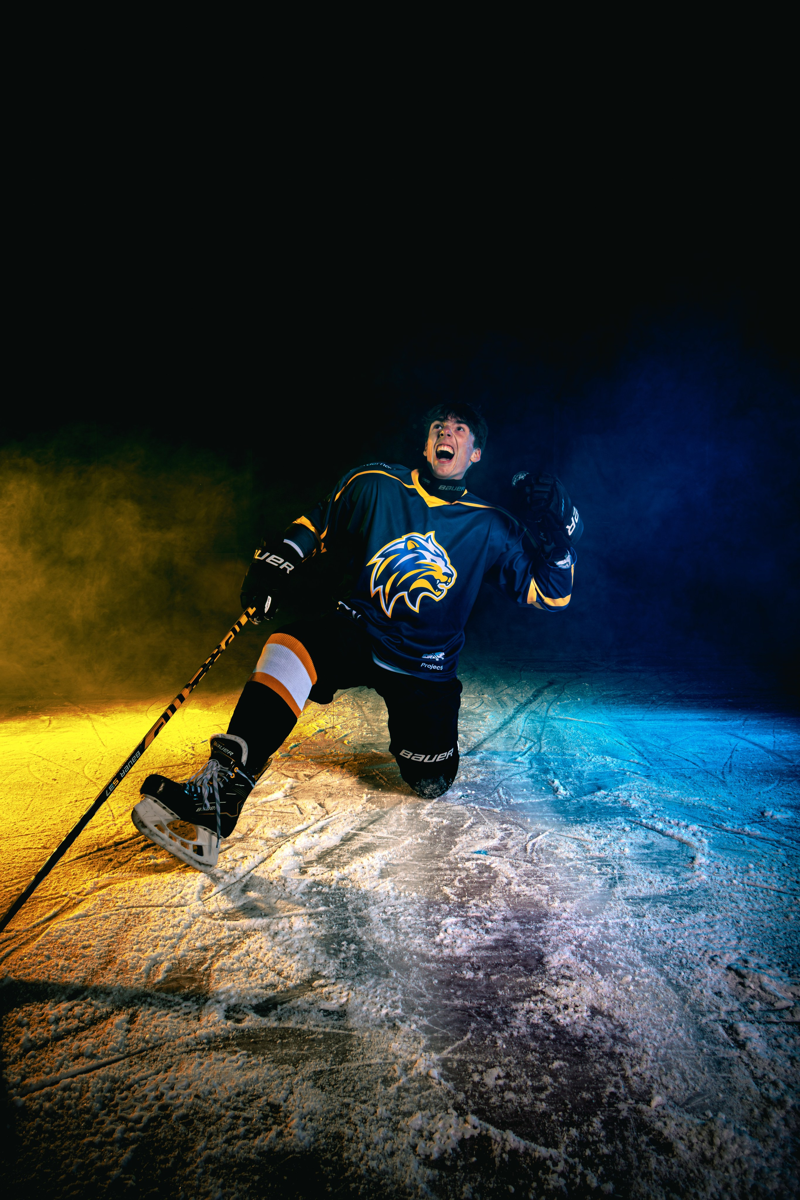 IJshockeykeeper maakt spectaculaire redding in rookwolken