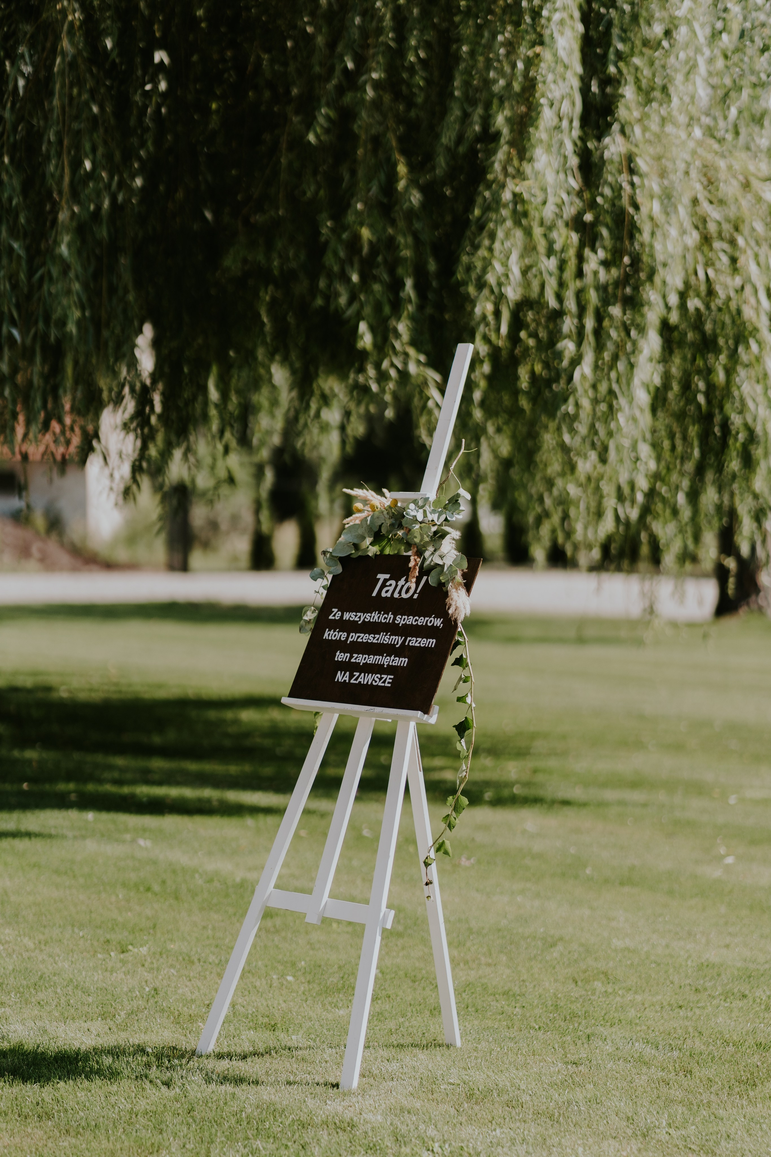 Dwór Wierzbno: plenerowy ślub pod wierzbą. Karkowskafoto - fotografia miłości