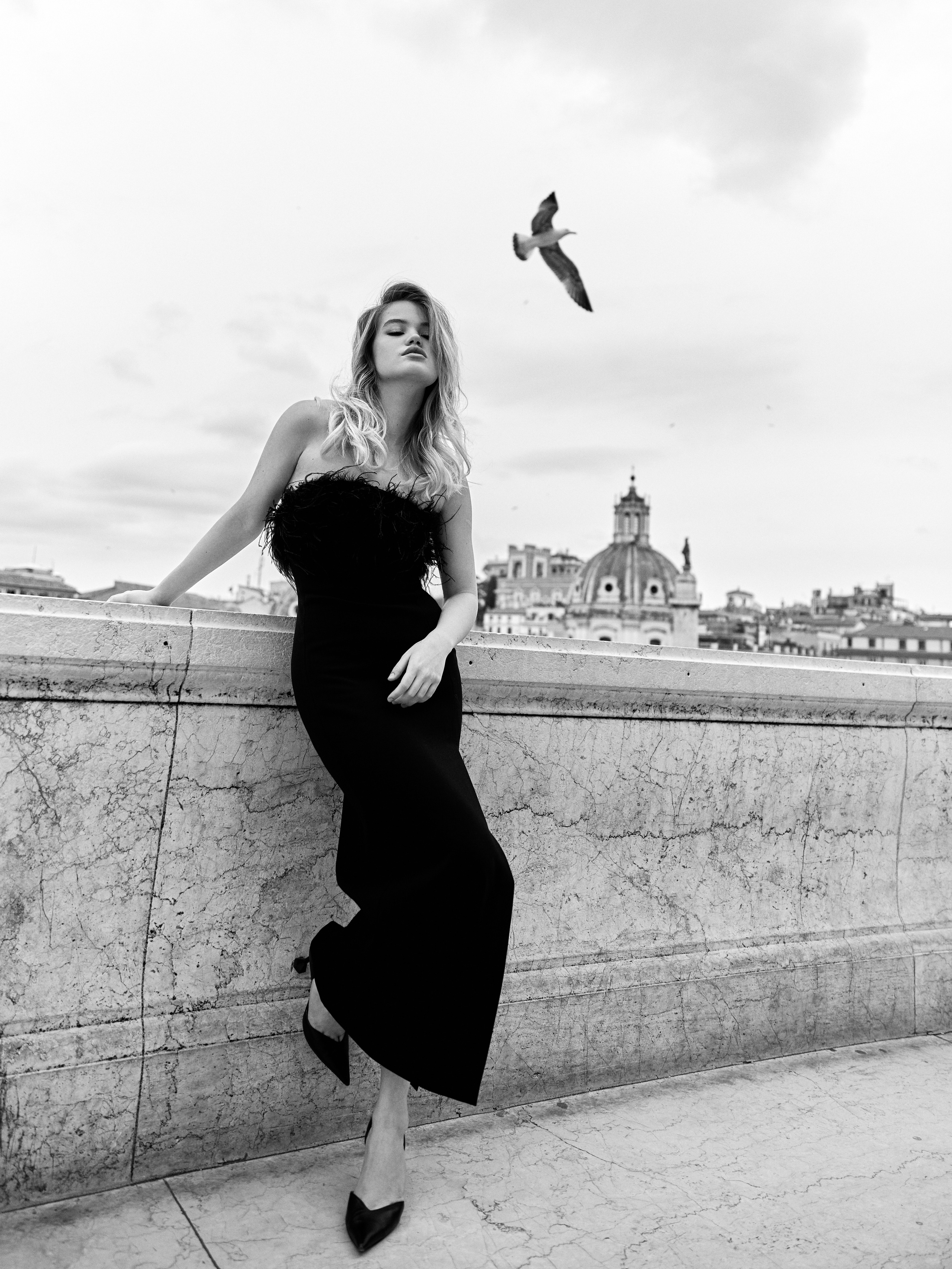 Black and white portrait of a woman standing in Rome, Italy, romantic picture, Fotograf in Rome Italien, Weiss und schwarz foto ,  fotograf in Schweinfurt , Fotograf in Frankfurt, Fotograf in Würzburg, Modefotograf, Hochzeitsfotograf, Schweinfurt foto , Bayern Foto, Erlangen fotograf, Nuremberg fotograf , fotograf in der nähe , fotograf in München , fotograf in Regensburg, fotograf in meiner nähe, Schweinfurt foto, Schweinfurt Fotogeschäft, Schweinfurt fotoshooting, Schweinfurt Hochzeit ,