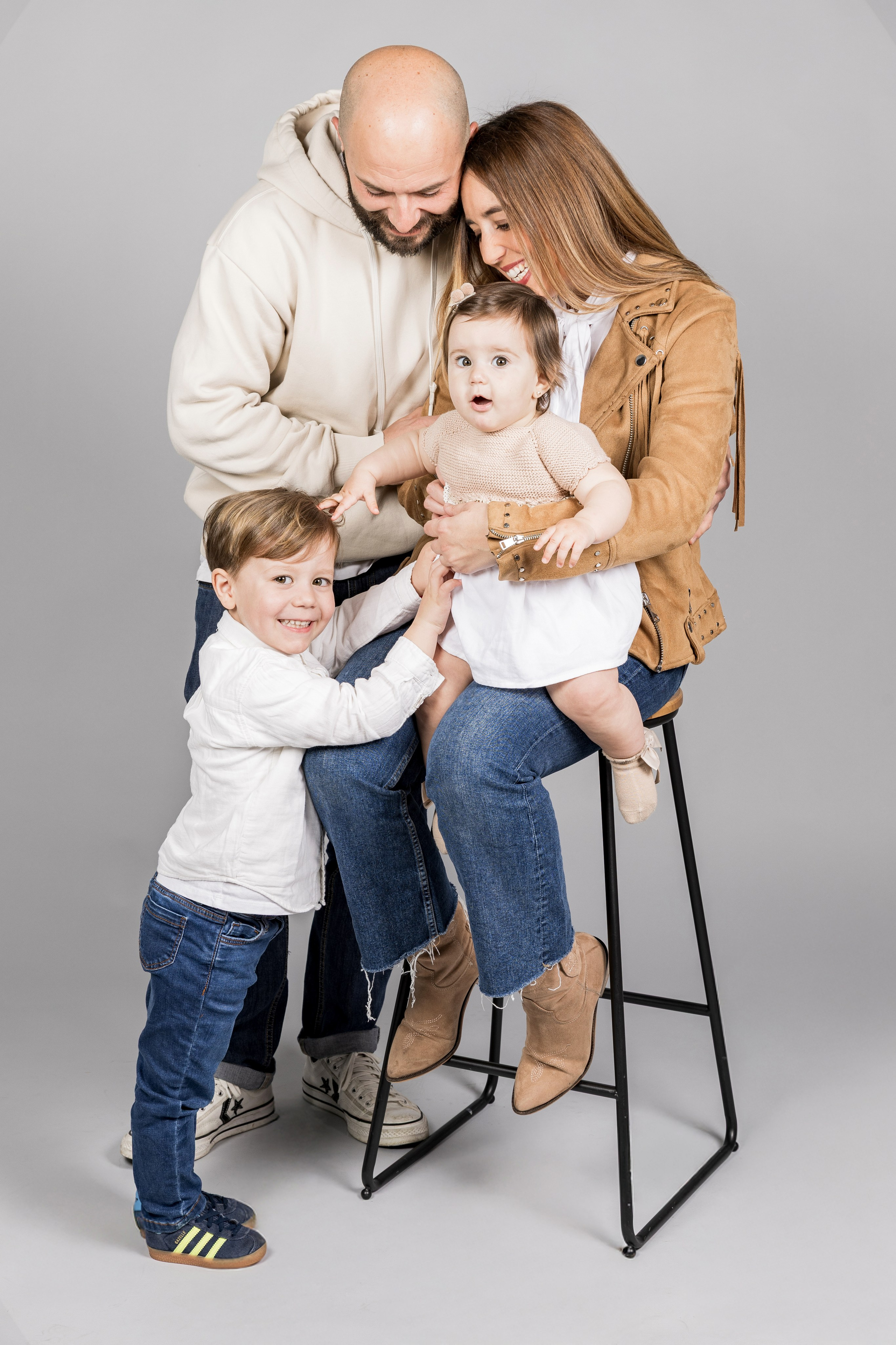 Sesión de fotos 1 año con familia y tarta | Rainbox. Rainbox Estudio de Fotografía