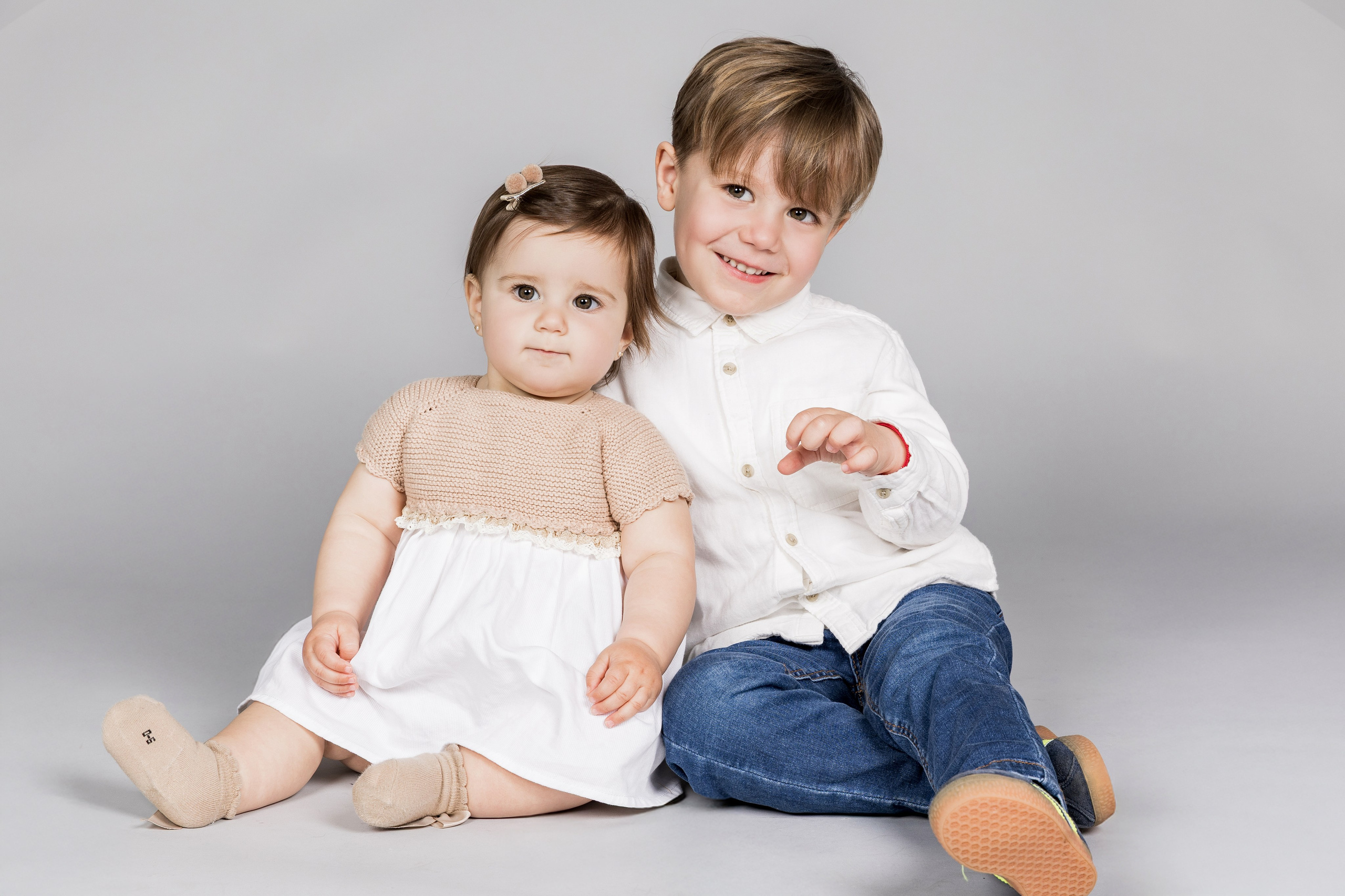 Sesión de fotos 1 año con familia y tarta | Rainbox. Rainbox Estudio de Fotografía