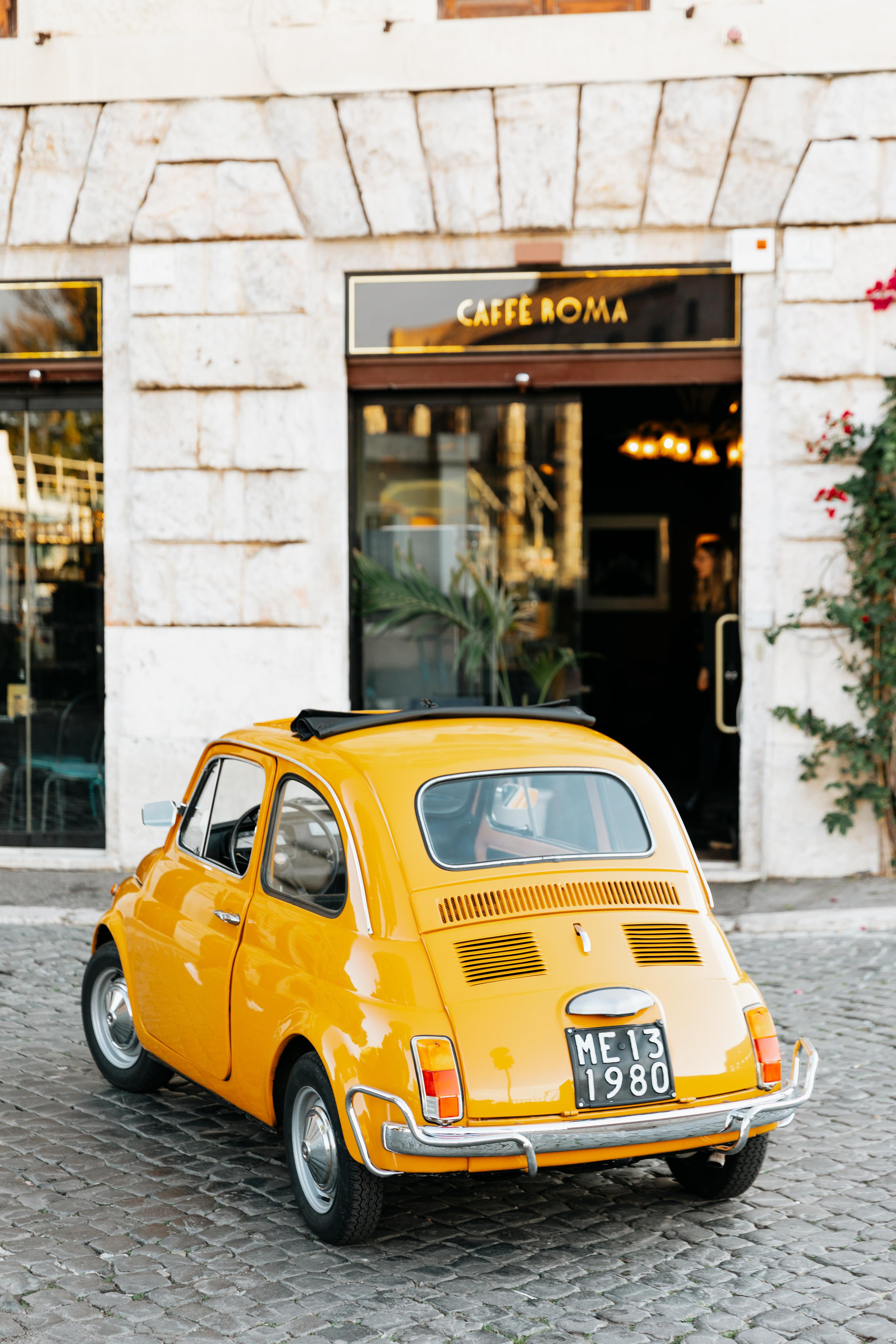 Photoshoot with Fiat 500 Vintage and Vespa. Photographer in Rome