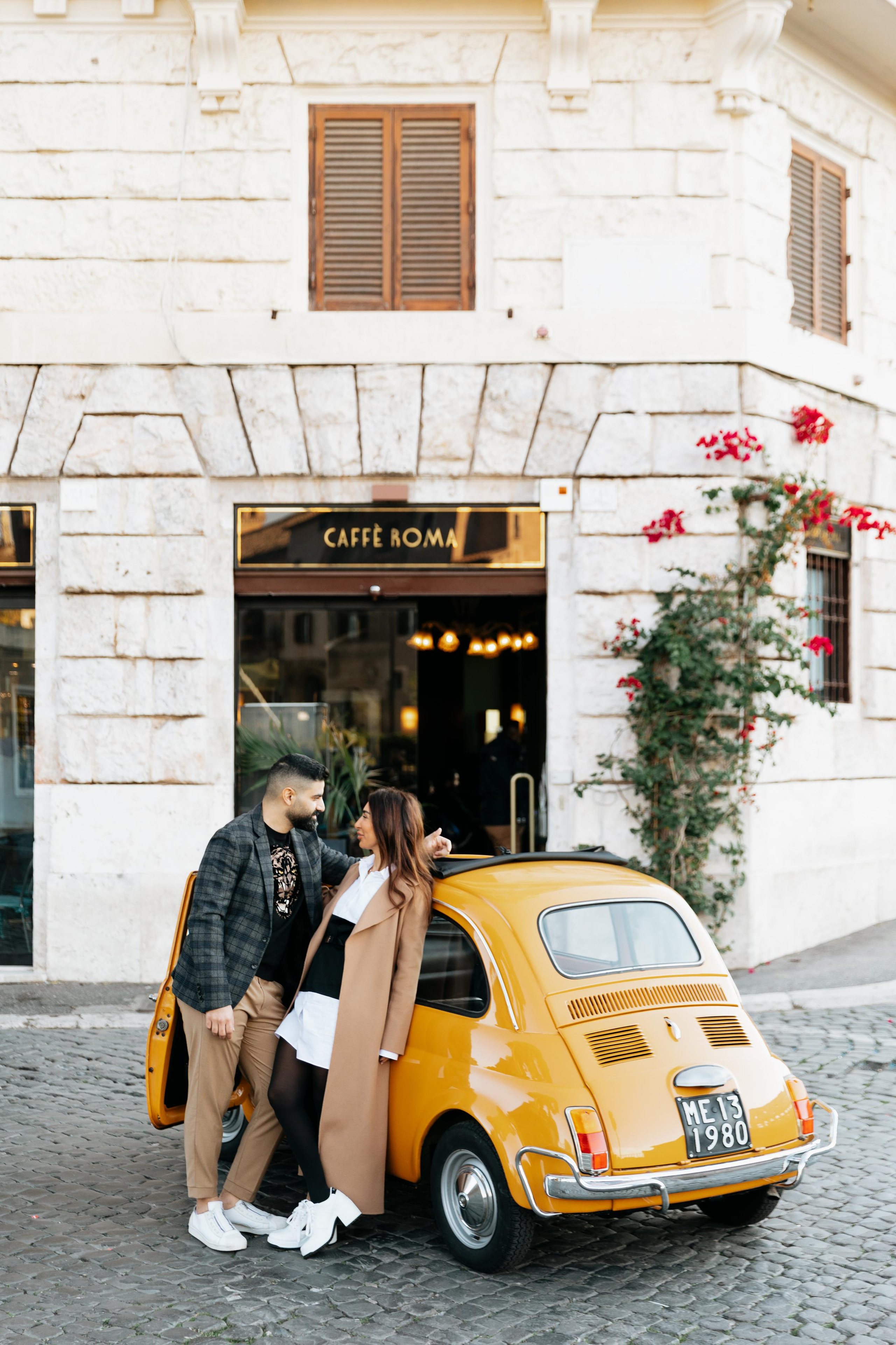 Photoshoot with Fiat 500 Vintage and Vespa. Photographer in Rome