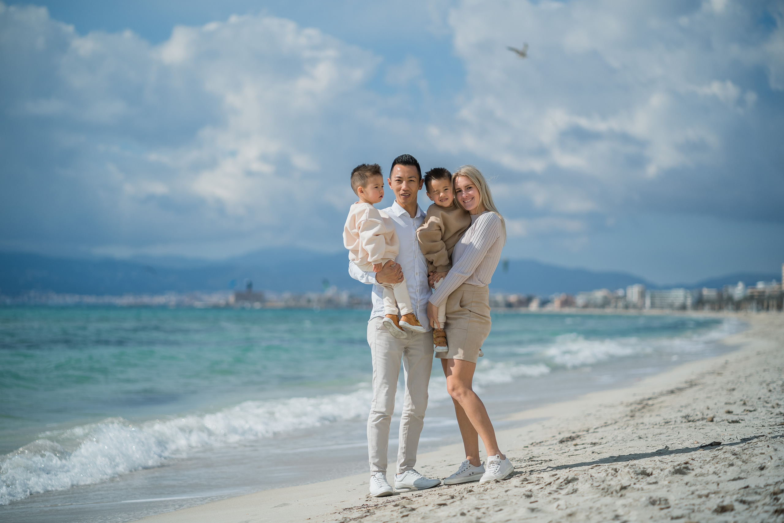 Eine Familie am Strand von Palma de Mallorca