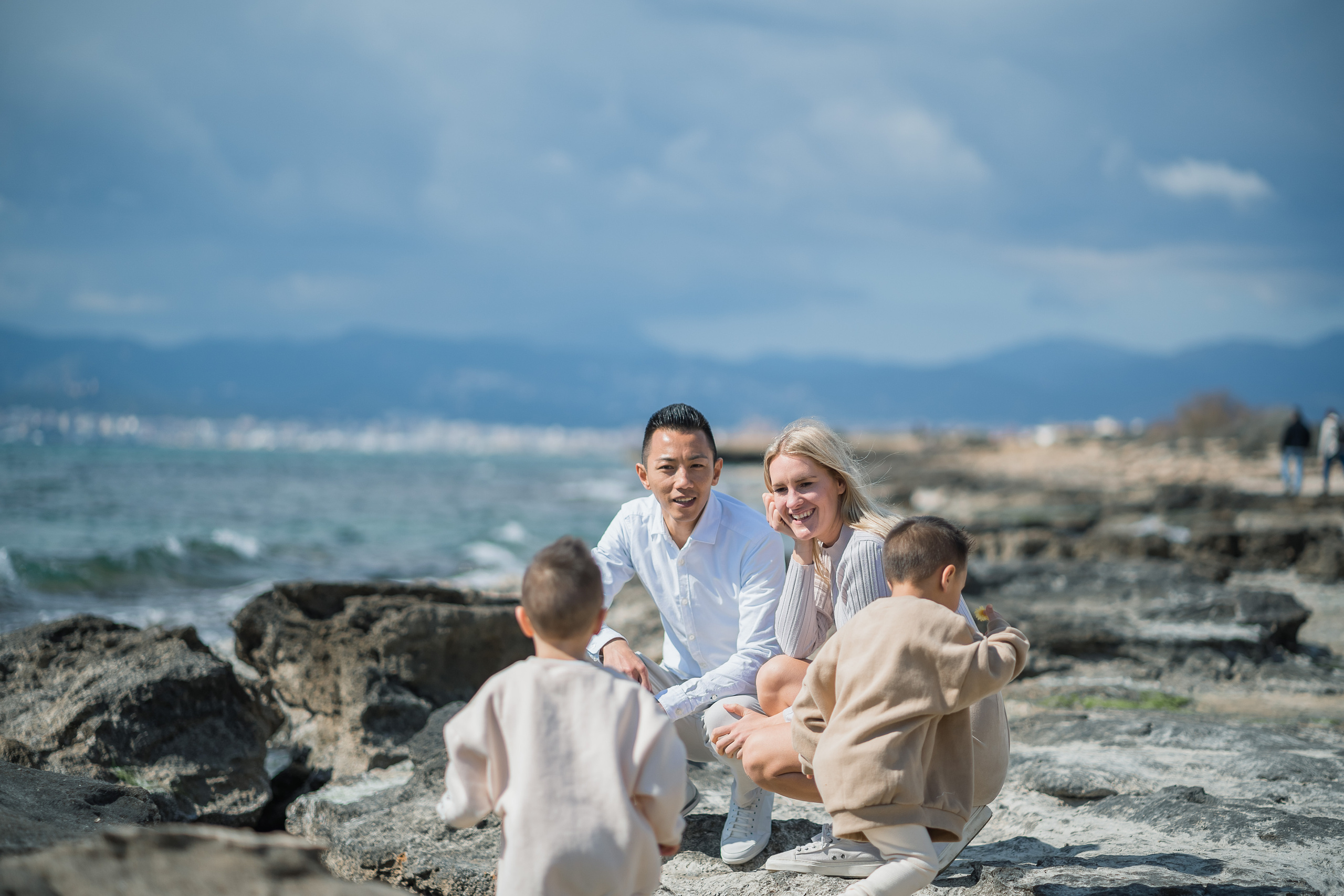 Eine glückliche Familie, die den Sonnenuntergang am Strand von Arenal beobachtet