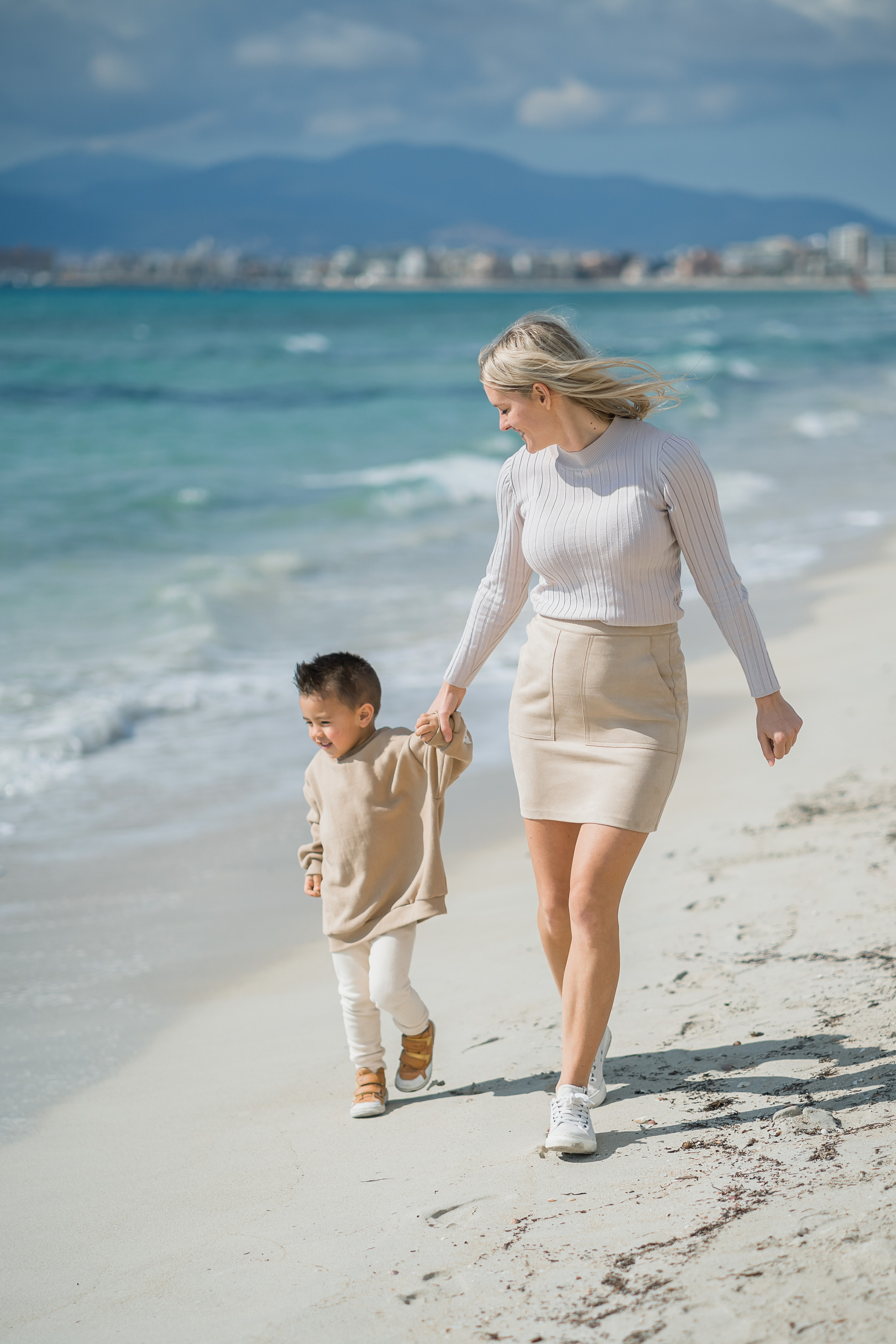 Eine Mutter, die mit ihrem Kind am Strand von Playa de Palma spielt