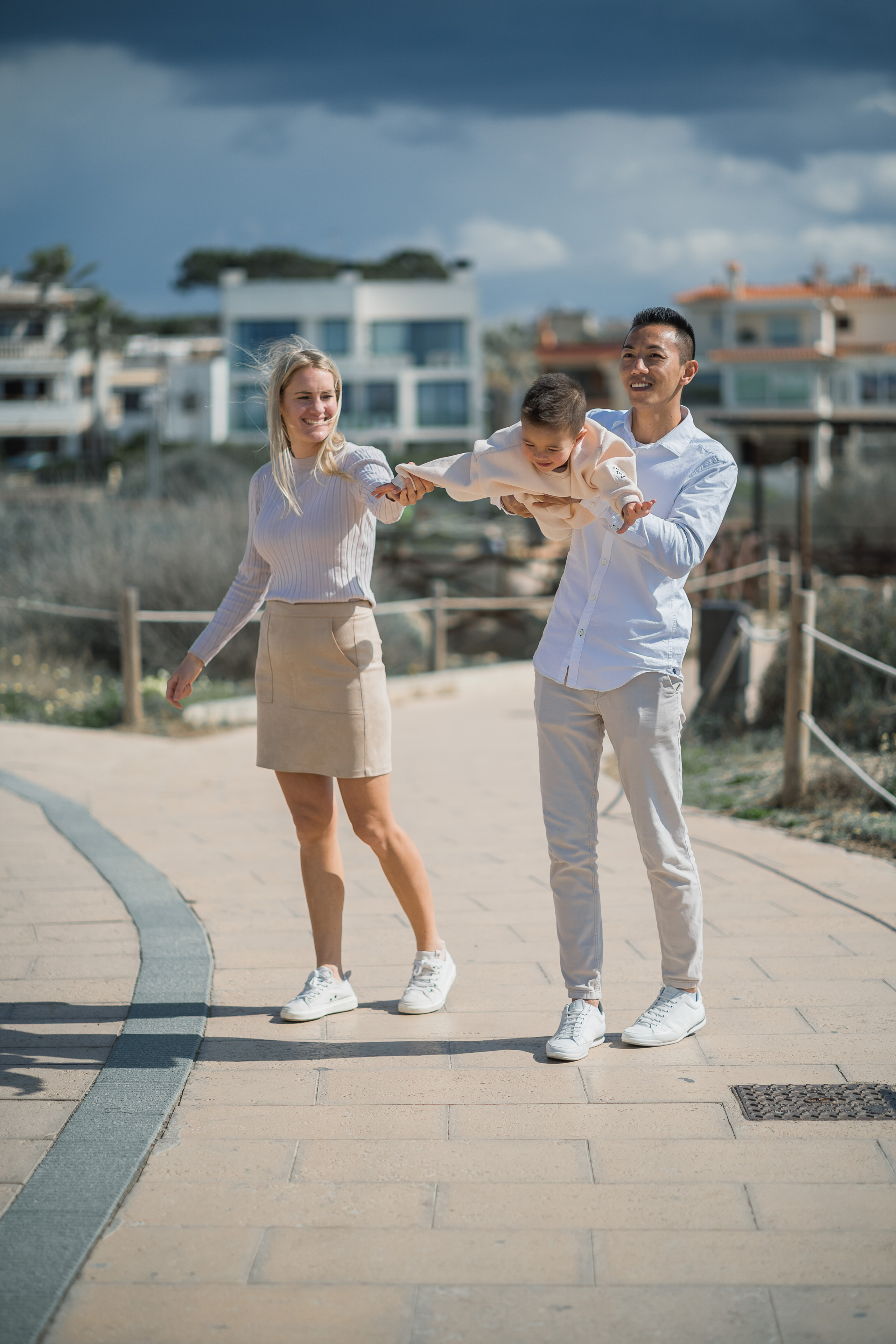 Eine glückliche Familie, die am Strand von Playa de Palma lacht und spielt